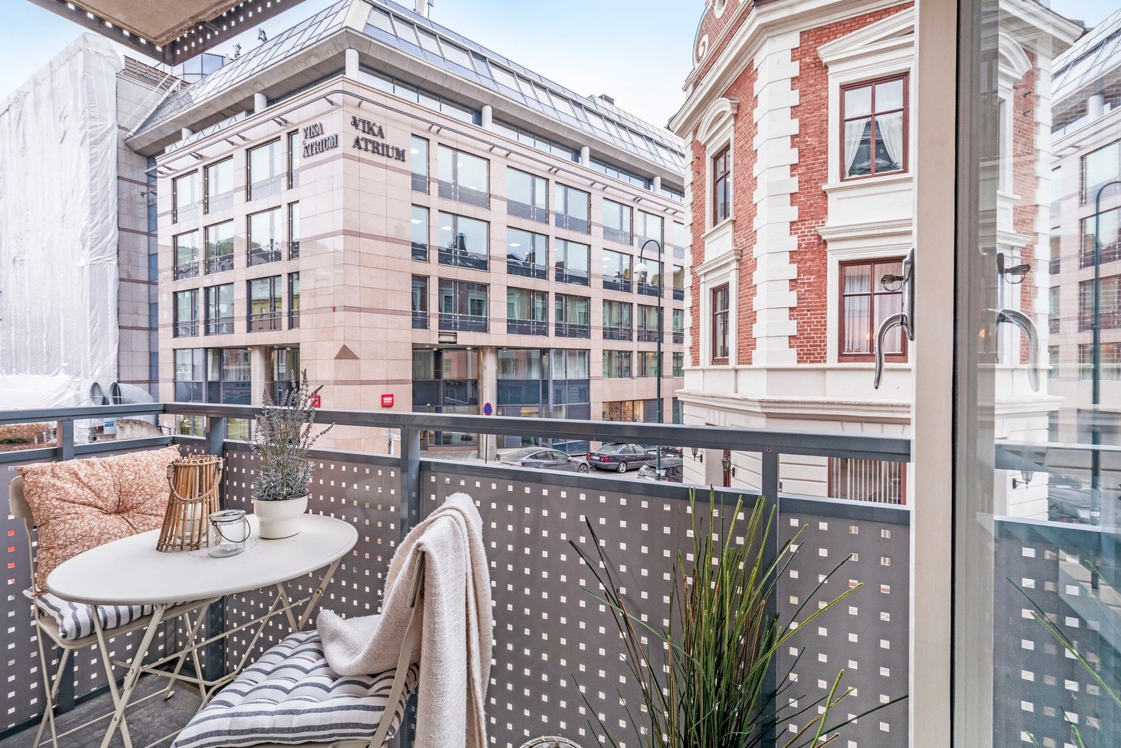 Sørøstvendt balkong med plass til sittegruppe. Galleribilde