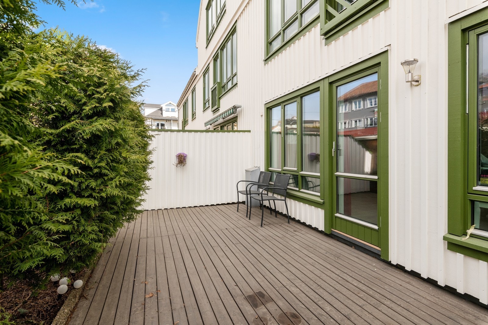 Hyggelig markterrasse med god plass til sittegruppe. Galleribilde