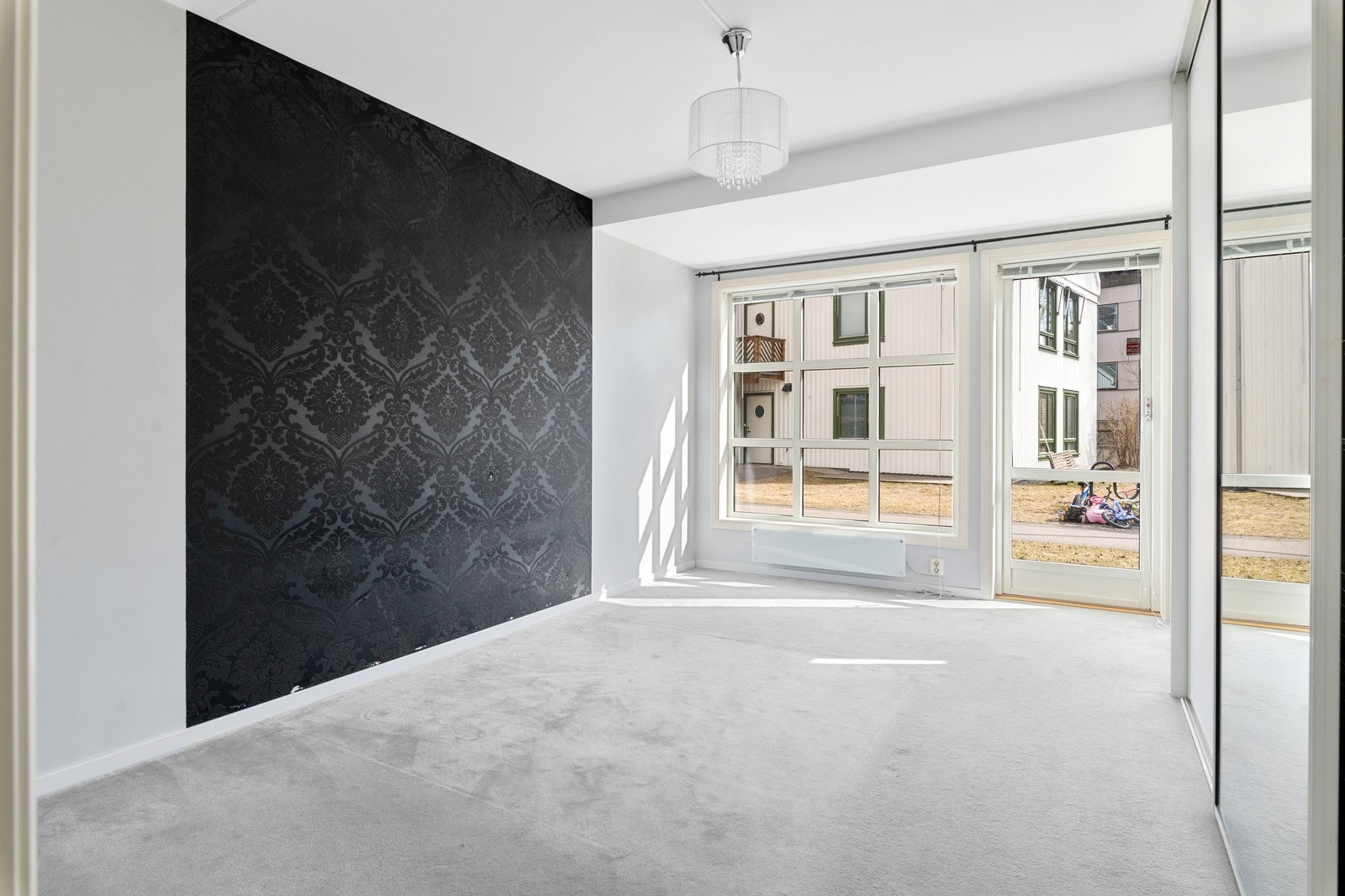 Hovedsoverom med skyvedørsgarderobe. Galleribilde