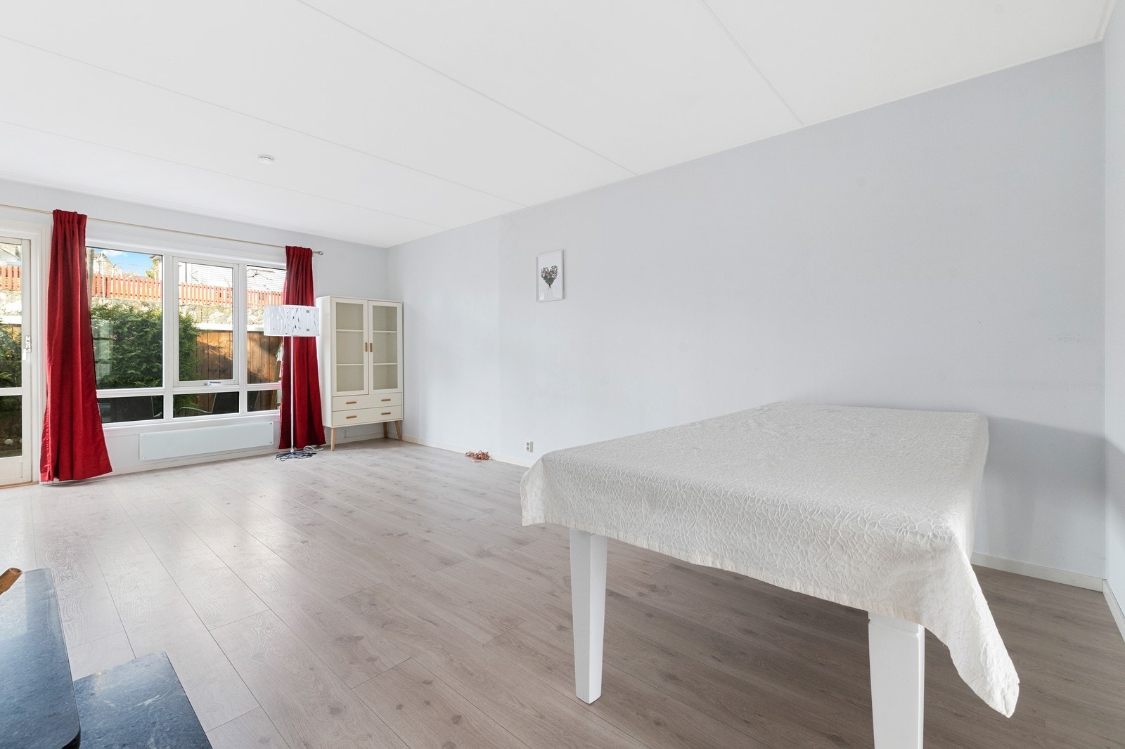 Stuen har gode innredningsmuligheter og utgang til hyggelig markterrasse. Galleribilde