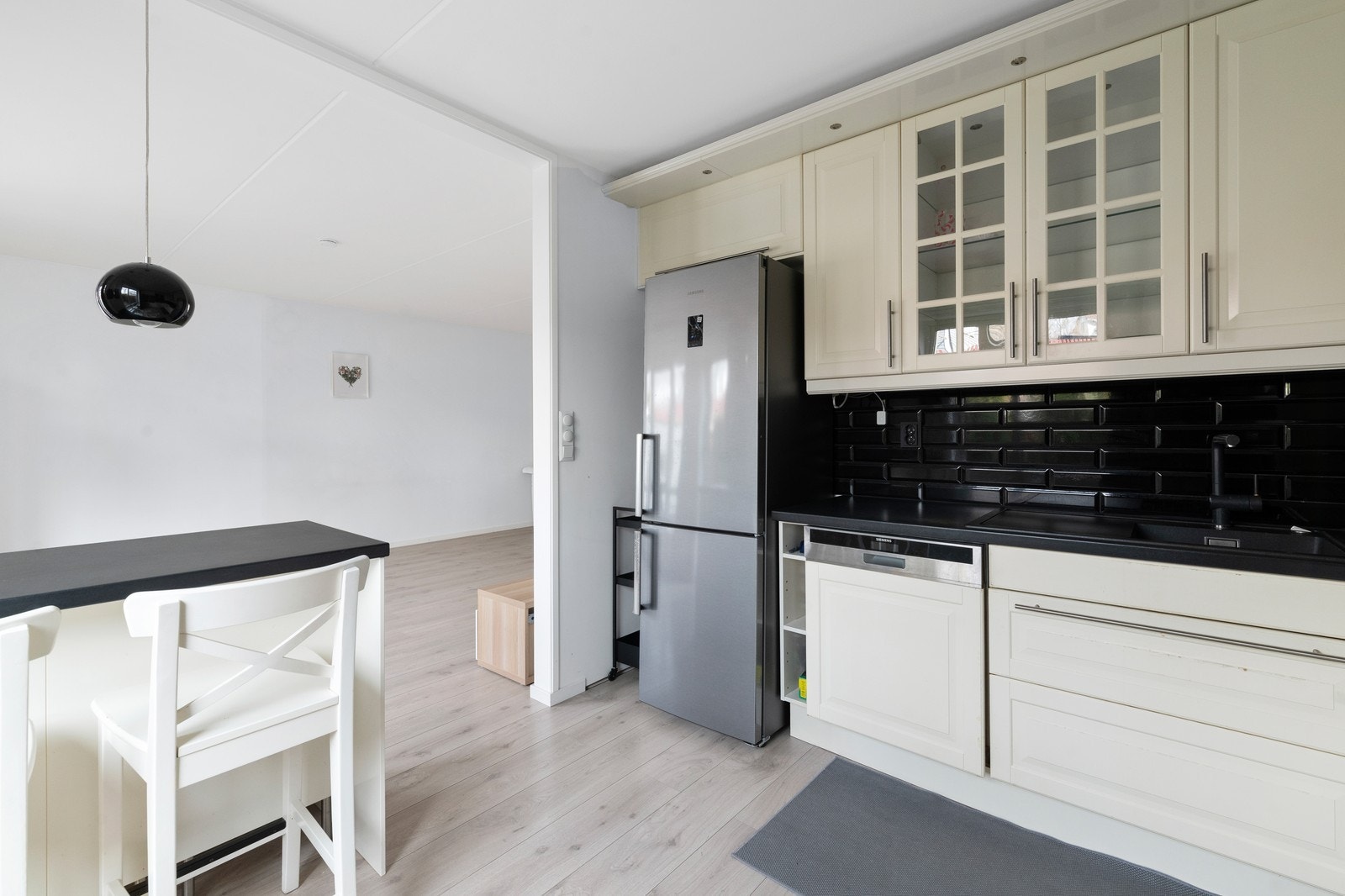 Kjøkkenet har rikelig med skap- og benkeplass. Galleribilde