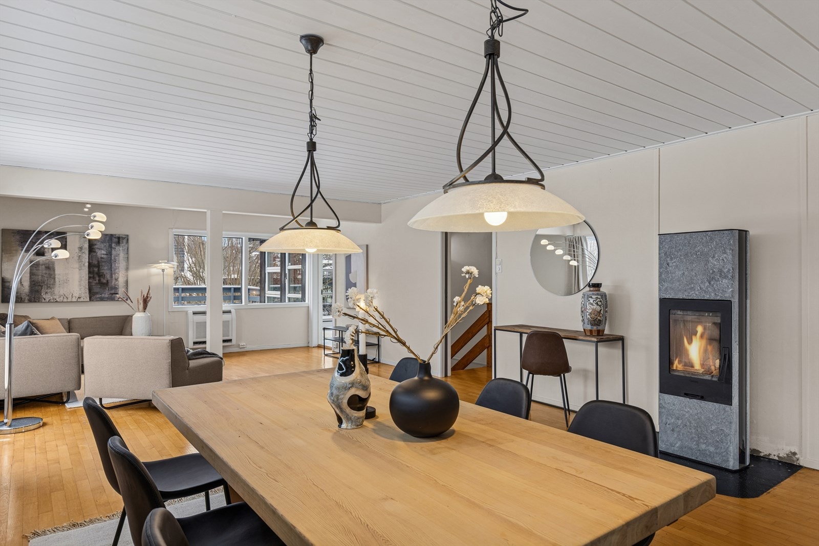 Inngang til vinterhagen helt innerst i stuen, ved siden av varmepumpen. Galleribilde