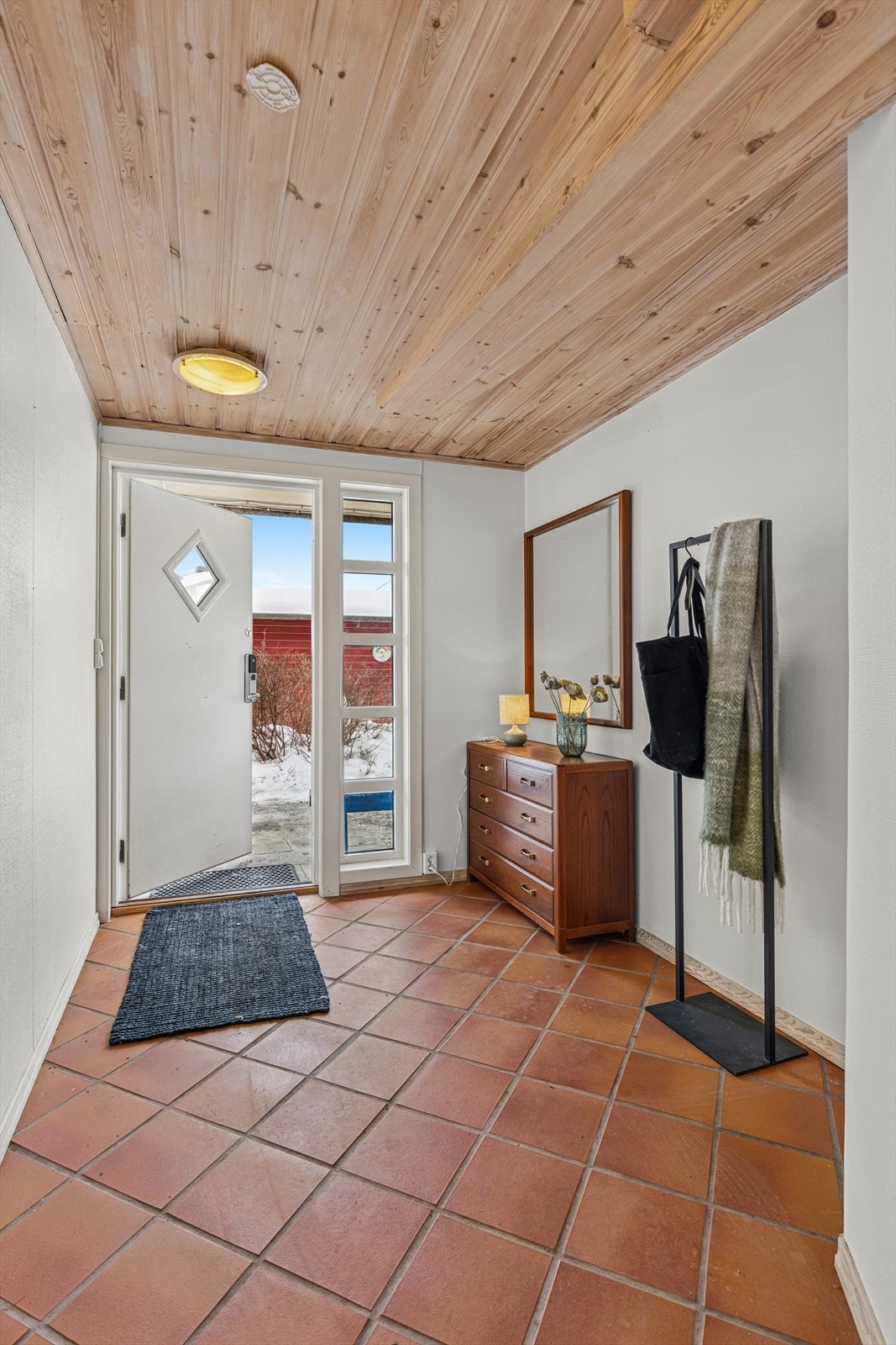 Romslig entrè til hoveddel. Galleribilde