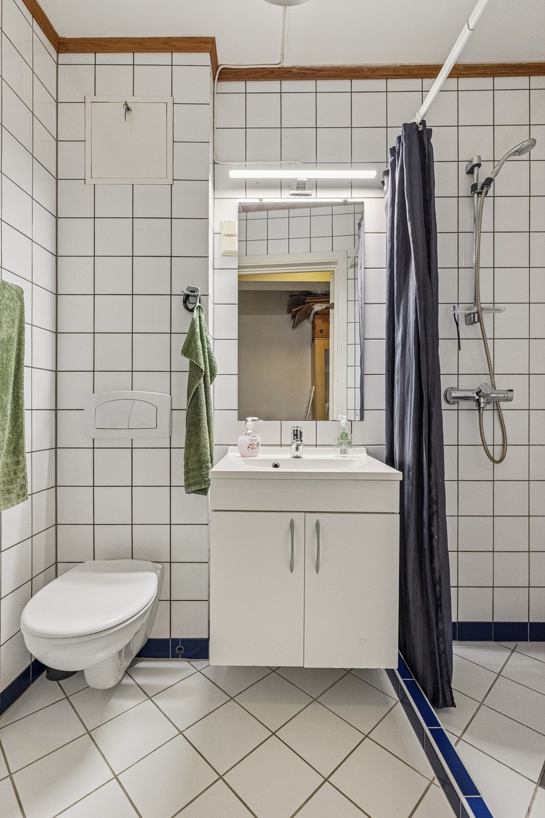 Baderom i tilbygget er det nyeste i boligen. Inneholder: Vegghengt toalett, servant med underskap, dusj på vegg og varmekabler. Galleribilde