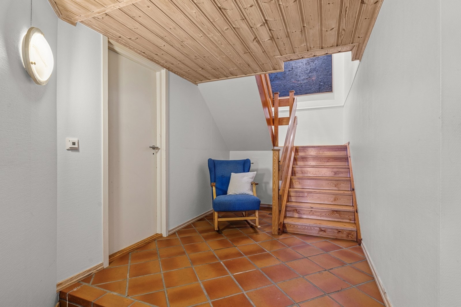 Trappe nedgang til hoveddel i underetasjen, stor bod på venstre side, gjennom døra. Galleribilde