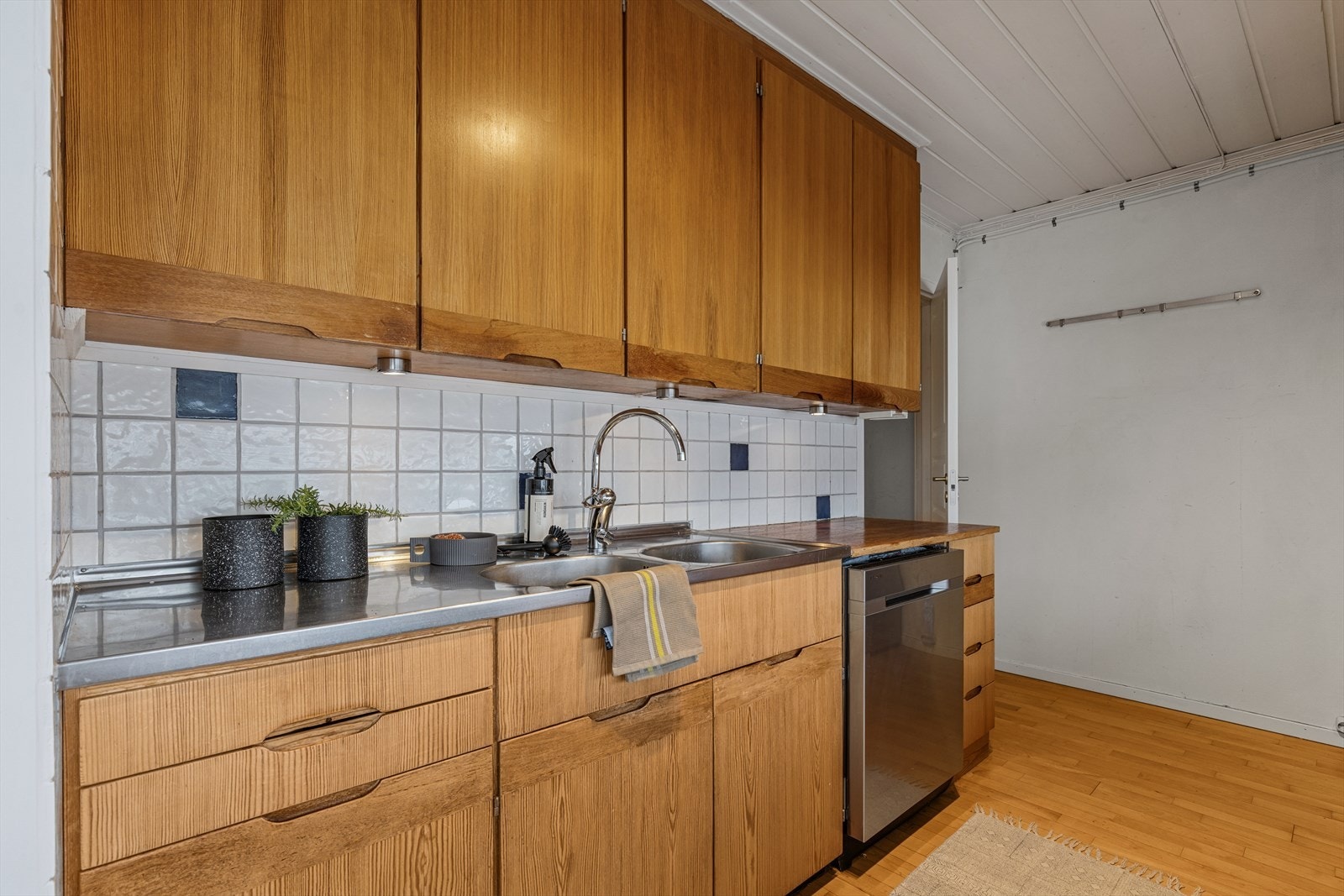 Masse skapplass, og benkplate i stål rundt kummen. Galleribilde