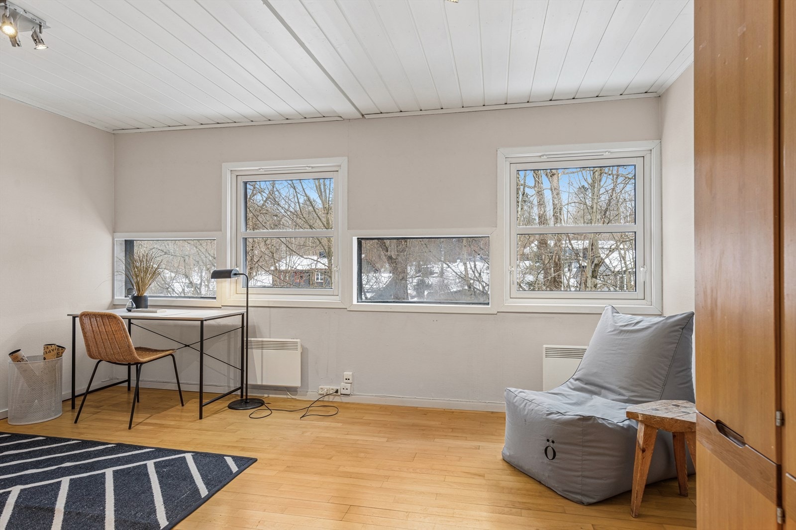 Har i dag en kontorkrok, med mye god belysning. Galleribilde