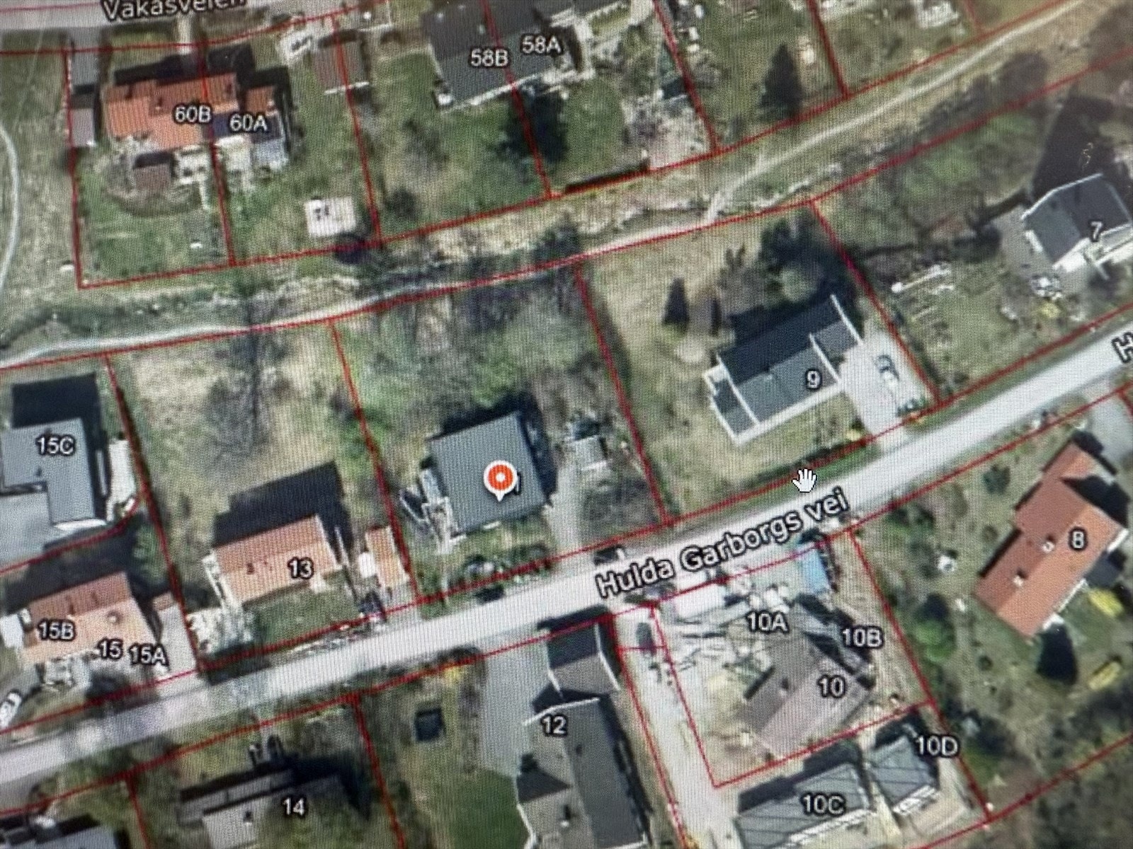 Overblikk av boligen som viser tomtegrensene. Tomten grenser til en flott tursti, som har skiløyper når forholdene tillater det. Galleribilde