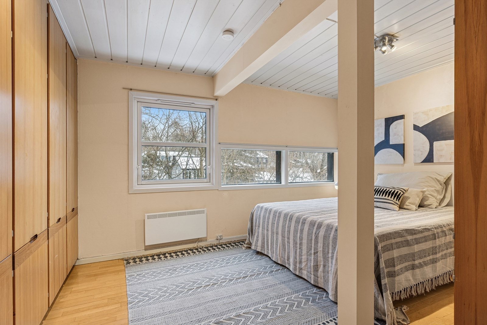 Hovedsoverom - med plass til stor dobbeltseng og garderobeplass. Galleribilde