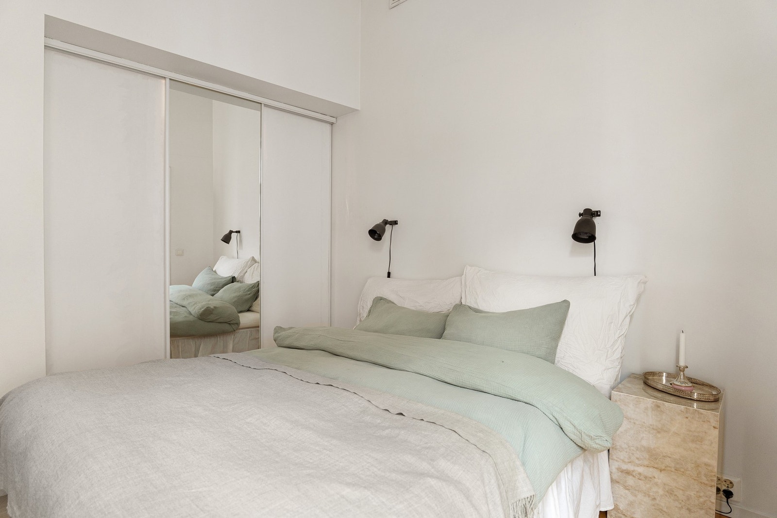 Soverommet er adskilt fra oppholdsrommet og fremstår som en rolig og skjermet sone i leiligheten. Galleribilde