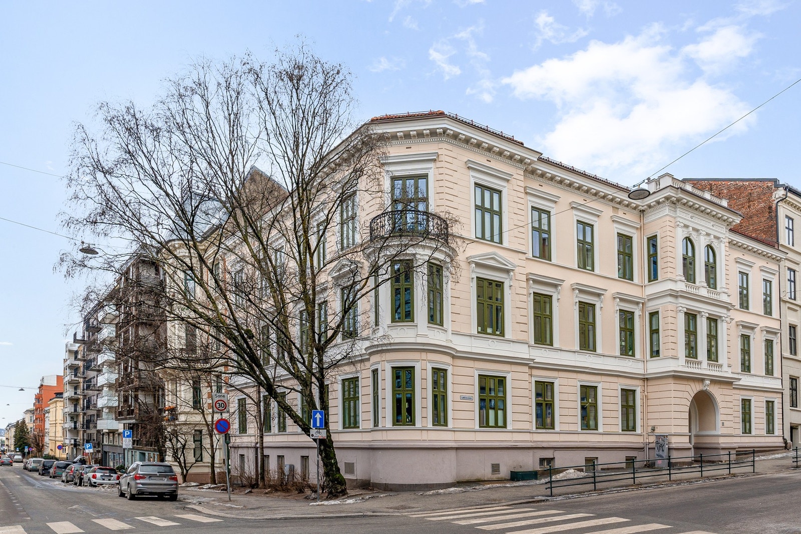 Løkkeveien 9 B har en attraktiv beliggenhet i et veletablert og ettertraktet byområde på Skillebekk, i bydel Frogner. Galleribilde