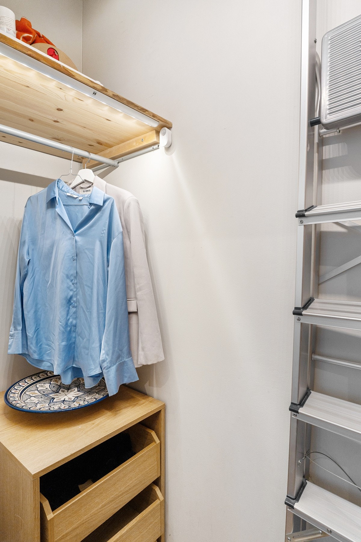 Gode oppbevaringsmuligheter på soverom, i tillegg til ekstern kjellerbod. Galleribilde