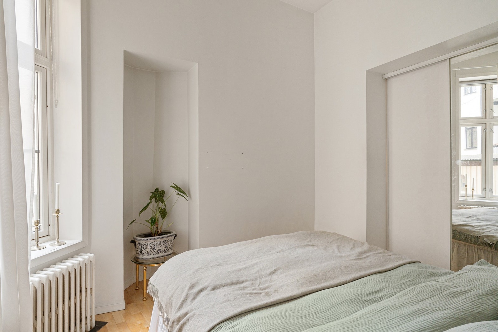 Rommets utforming gir gode forutsetninger for en funksjonell og privat soveplass. Galleribilde