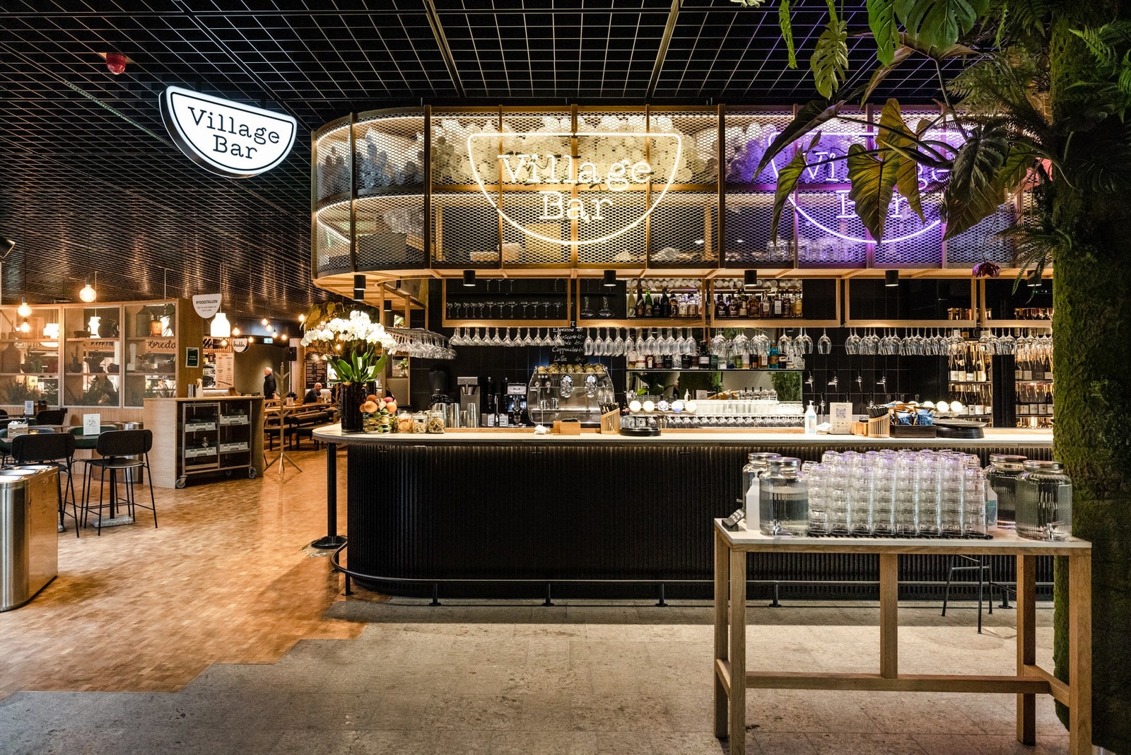 Populære Via Village i Vika er like ved leiligheten og byr blant annet på Oslo's nye mathall. Galleribilde