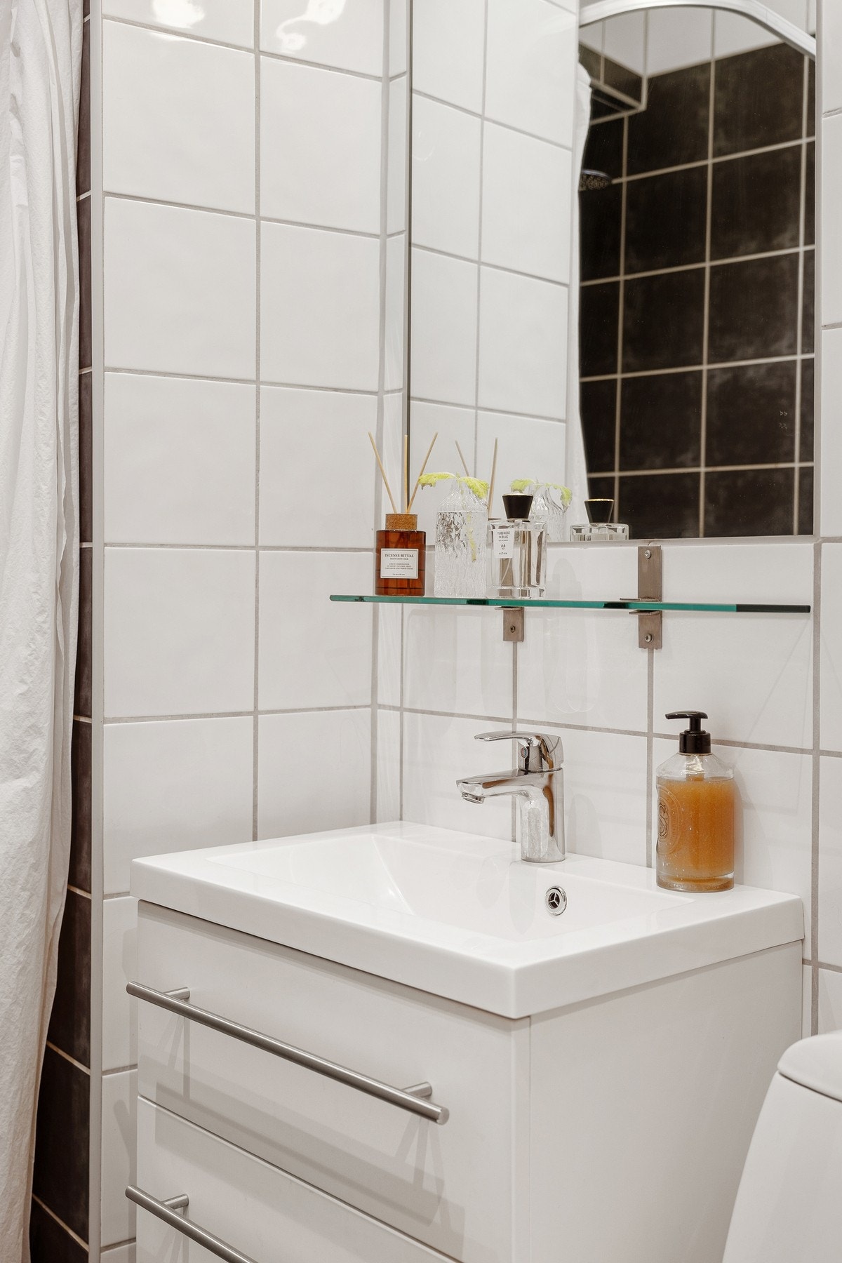 Badet har mekanisk avtrekk og termostatstyrt gulvvarme som gir god komfort i hverdagen. Galleribilde