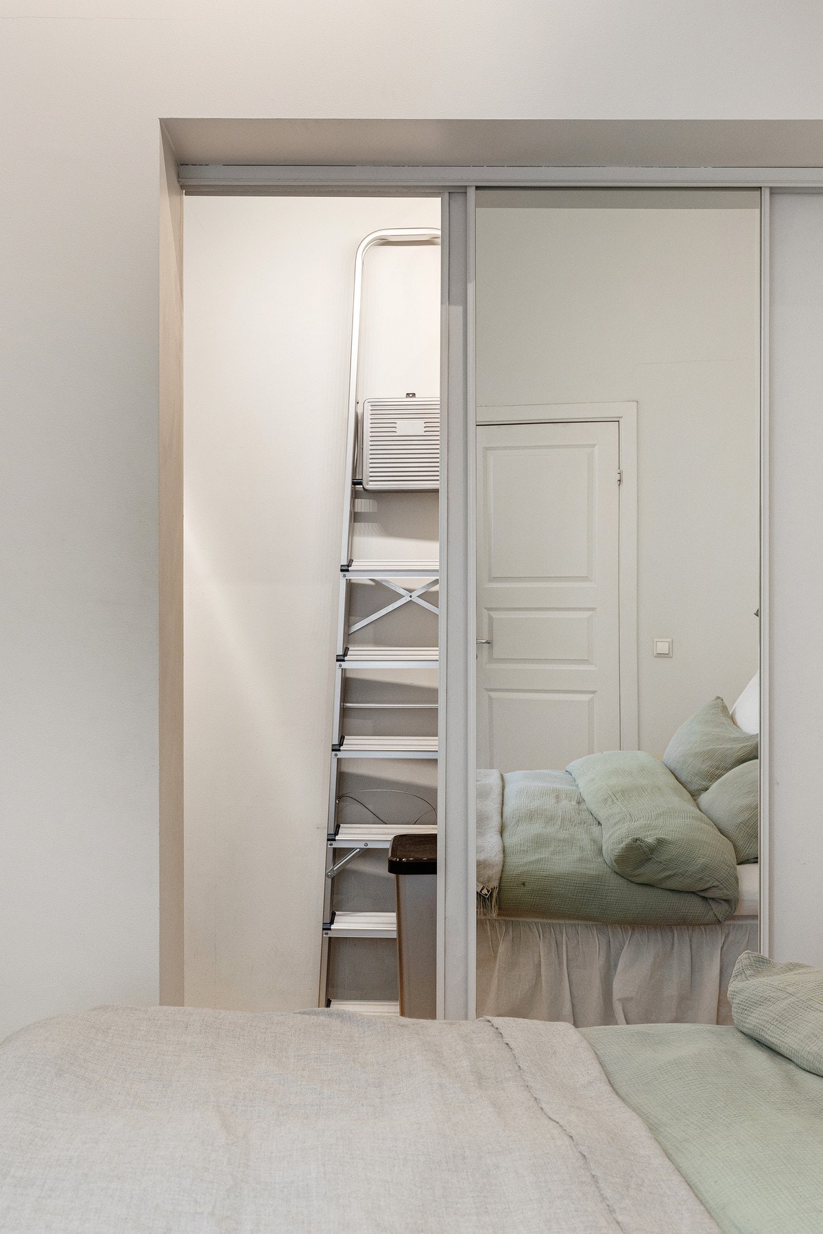 Rommet har plass til seng og garderobeløsning, og er innredet med skyvedørsgarderobe med speil. Galleribilde