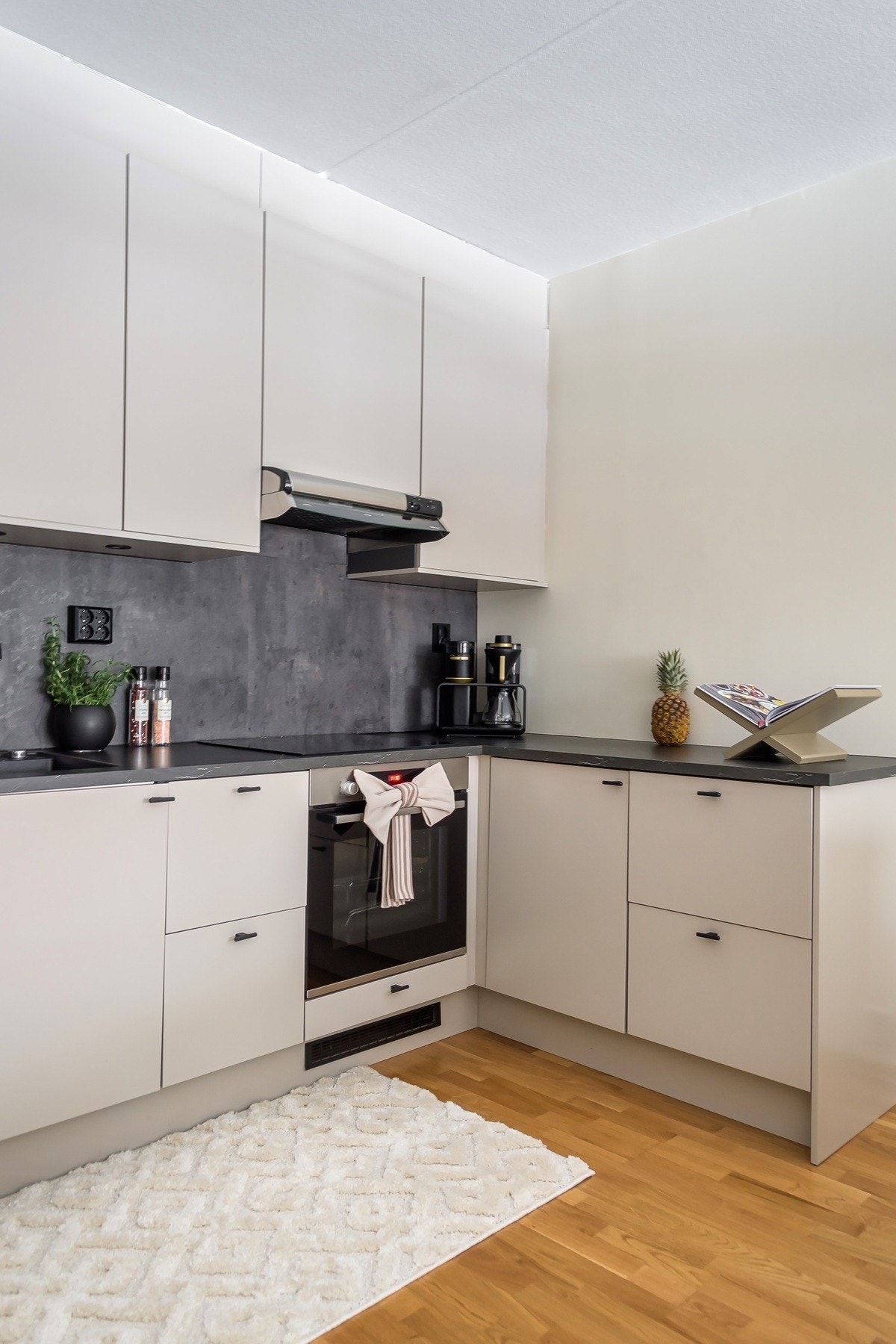 Kjøkkenet har karusell-løsning i hjørneskap, som er en svært praktisk løsning for optimal utnyttelse av skapplass. Galleribilde