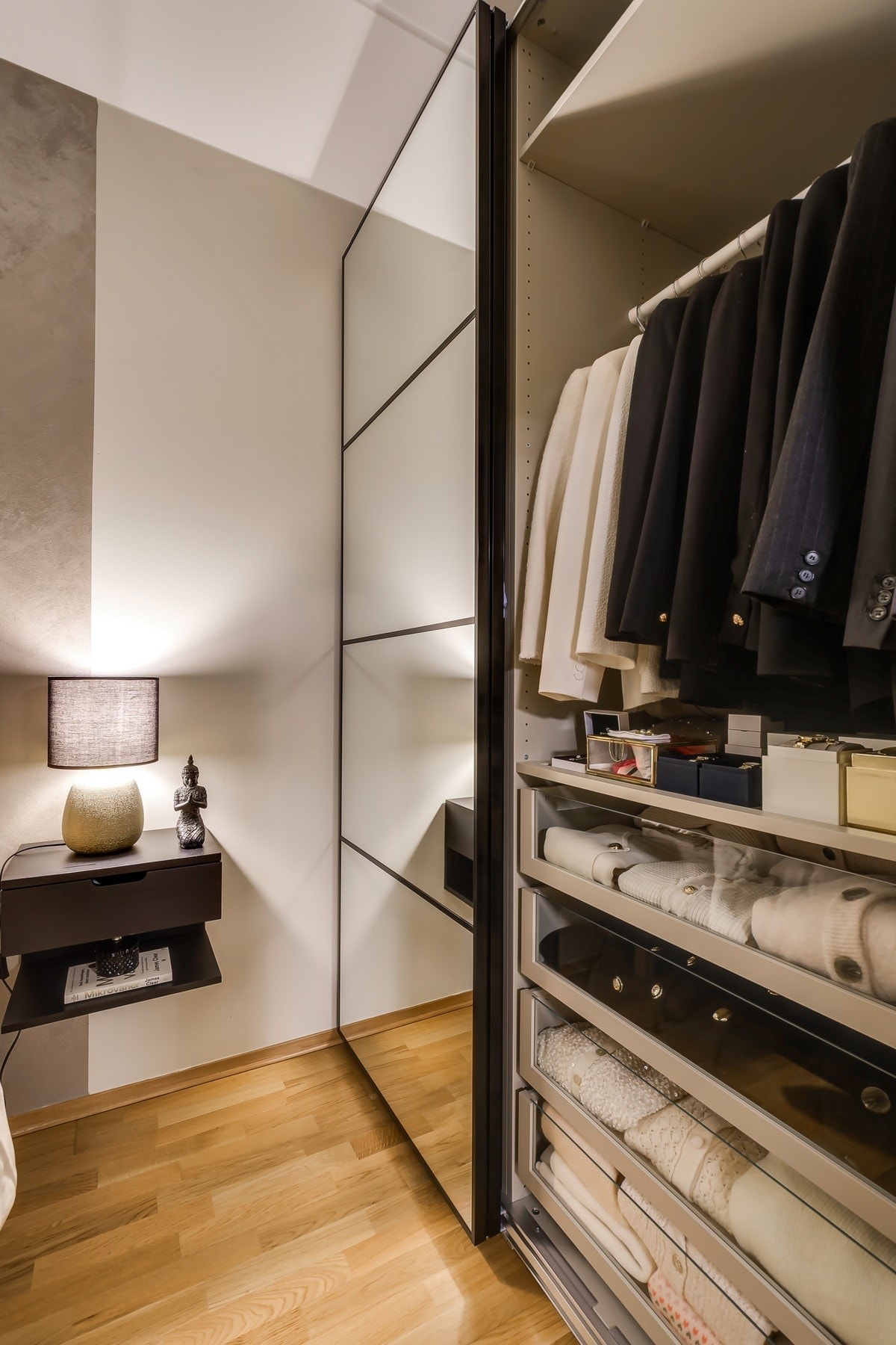 God plass til oppbevaring i garderoben. Galleribilde