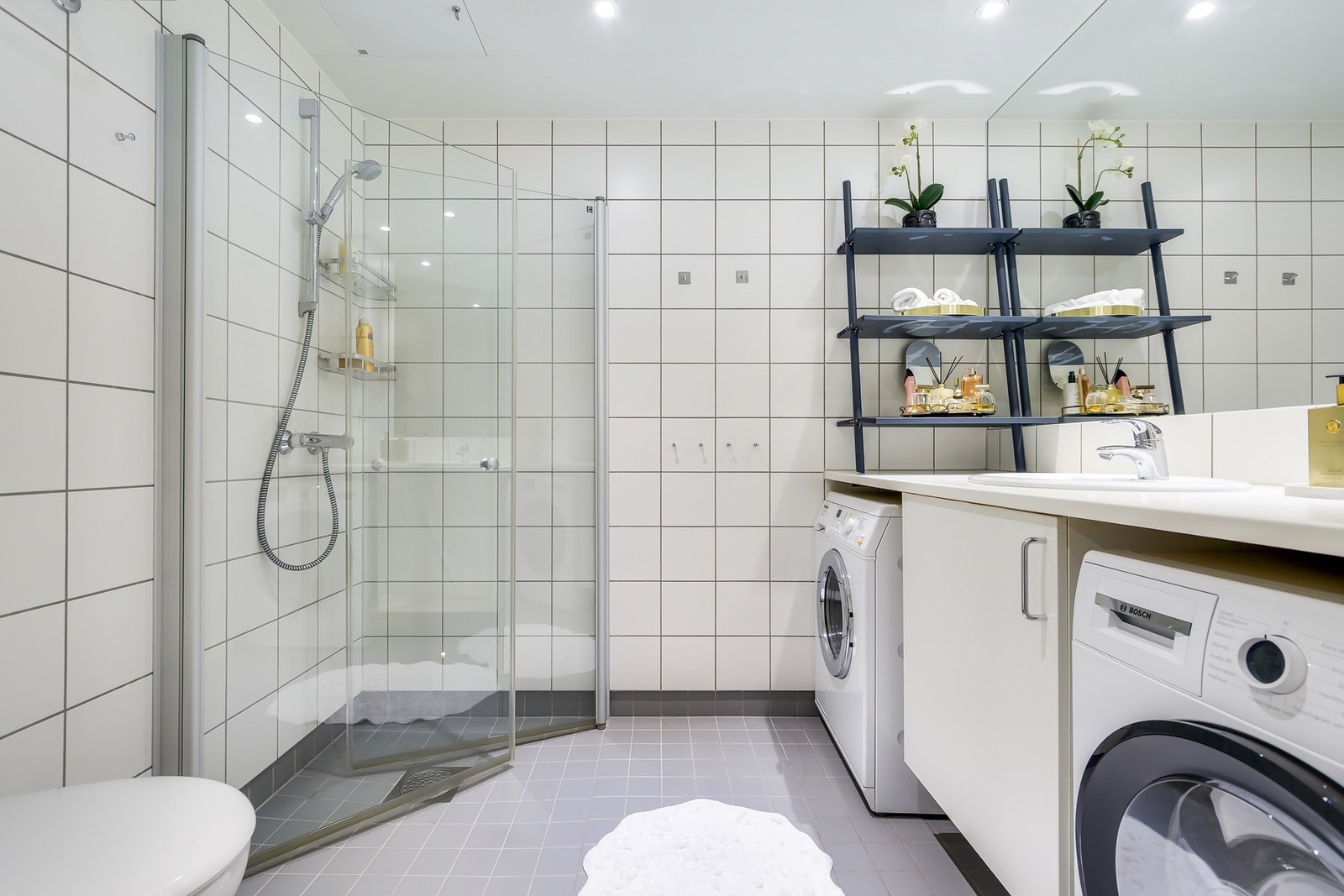 Badet har vegghengt toalett med innbygd sisterne, benkeplate med integrert
servant og vegghengte dusjdører i glass.
Sentral avtrekksventilasjon. Galleribilde