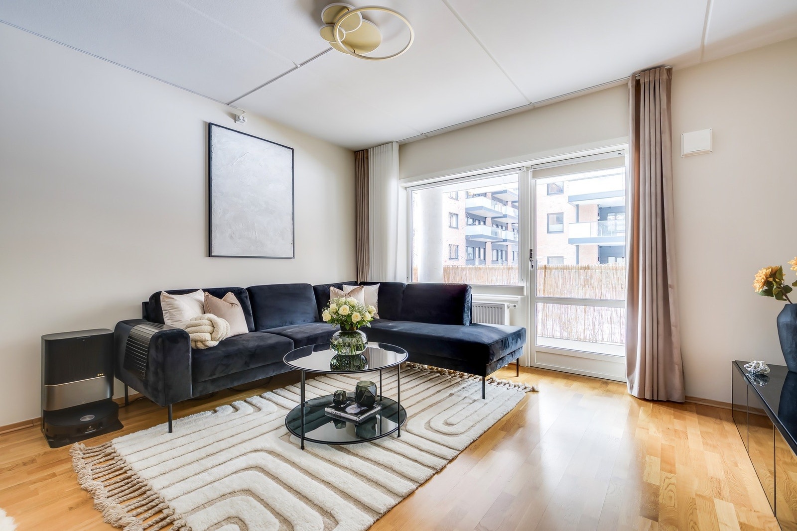 Stuen har store vinduer som slipper inn rikelig med naturlig lys. Galleribilde