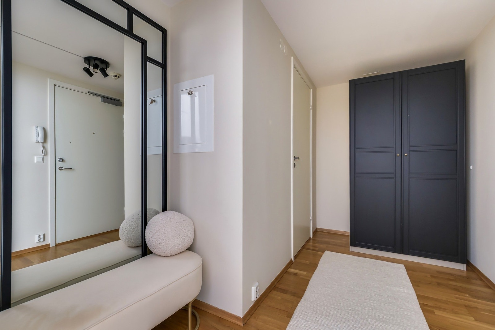 Innbydende entré med god plass til klær og sko i garderobe. Galleribilde