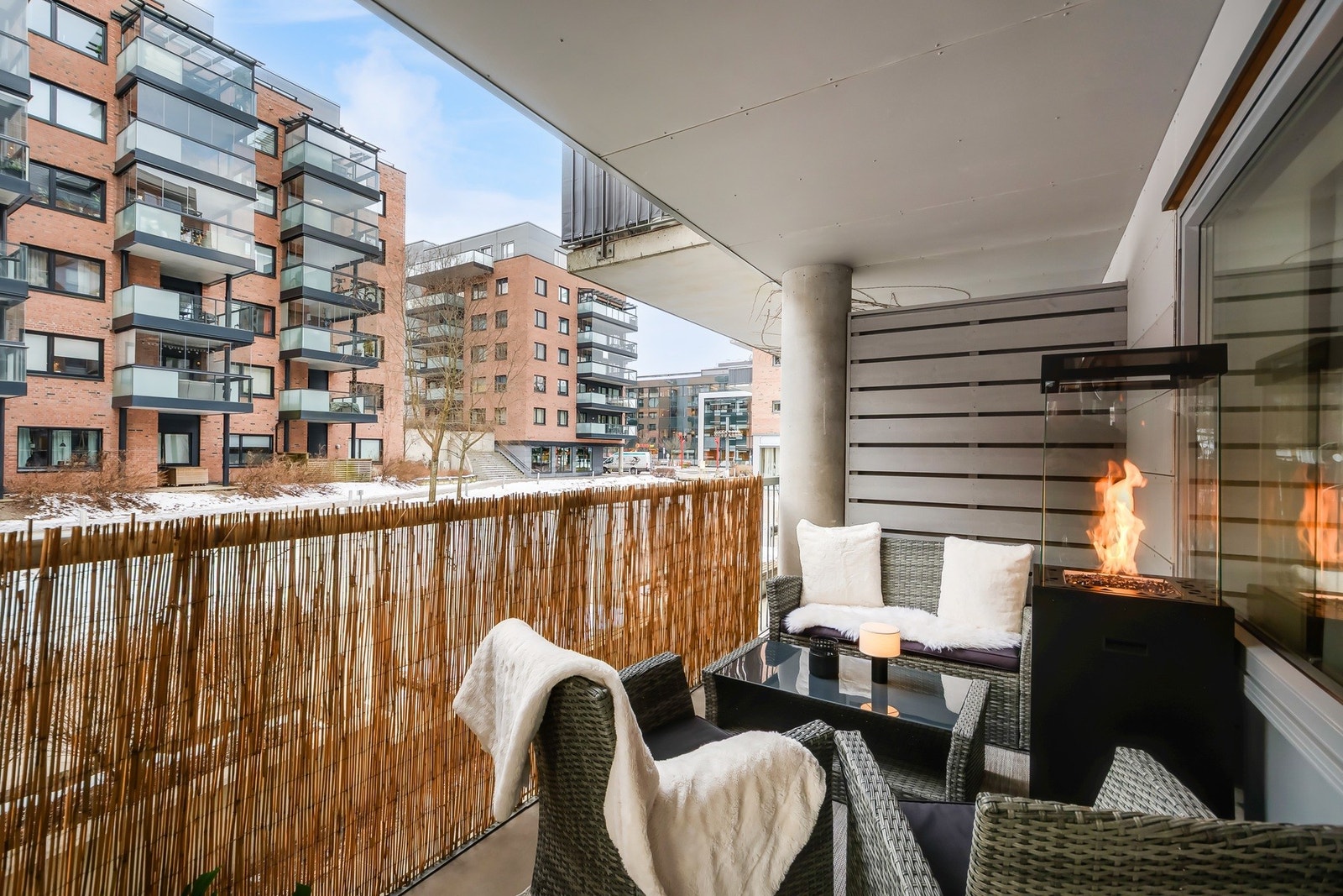 Stor og solrik balkong på ca.16 kvm. Her er det god plass til utemøbler. Galleribilde