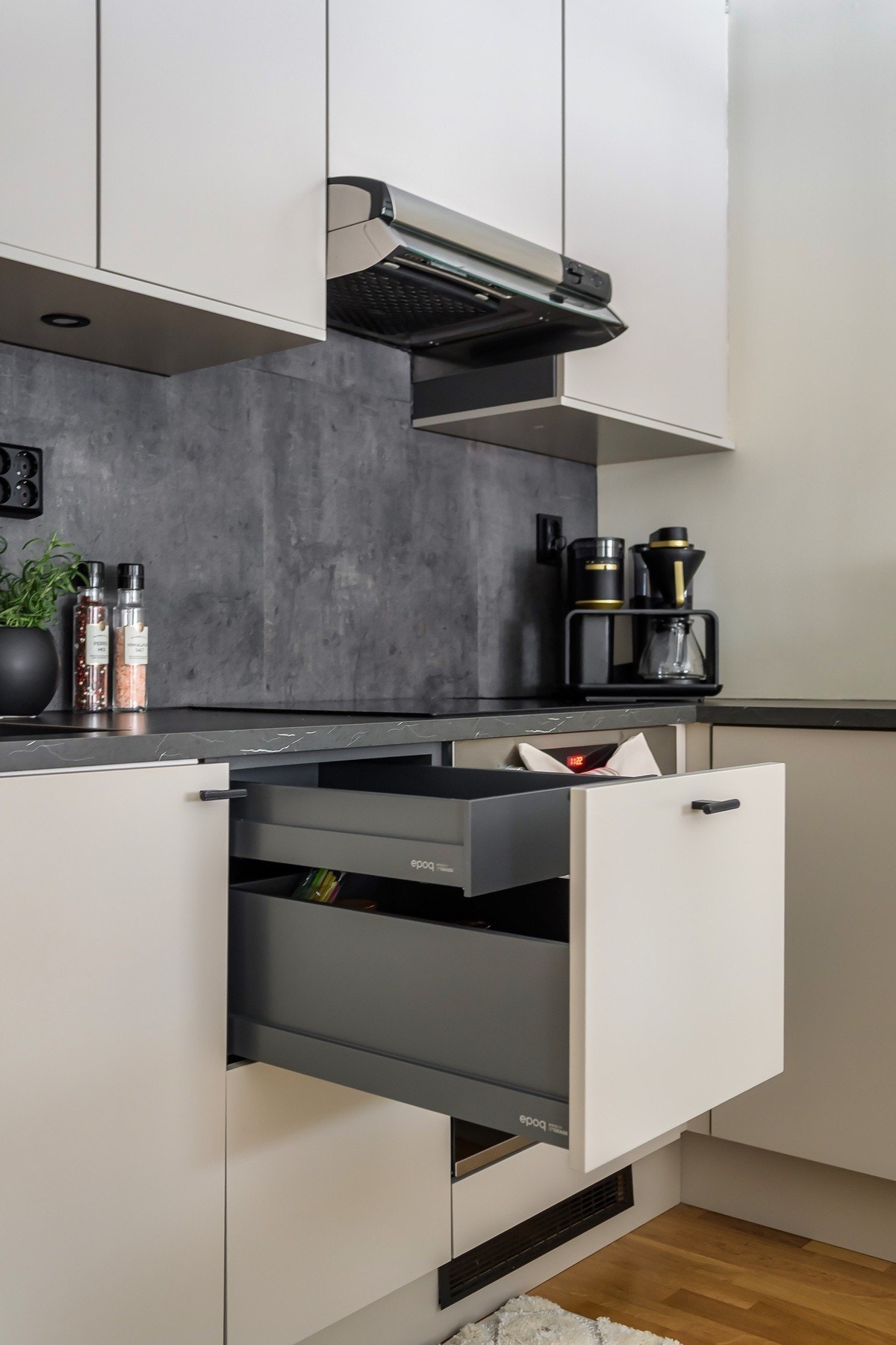 Integrerte/"skjulte" skap for ekstra oppbevaring, samtidig som symmetrien i kjøkkenet er ivaretatt. Galleribilde