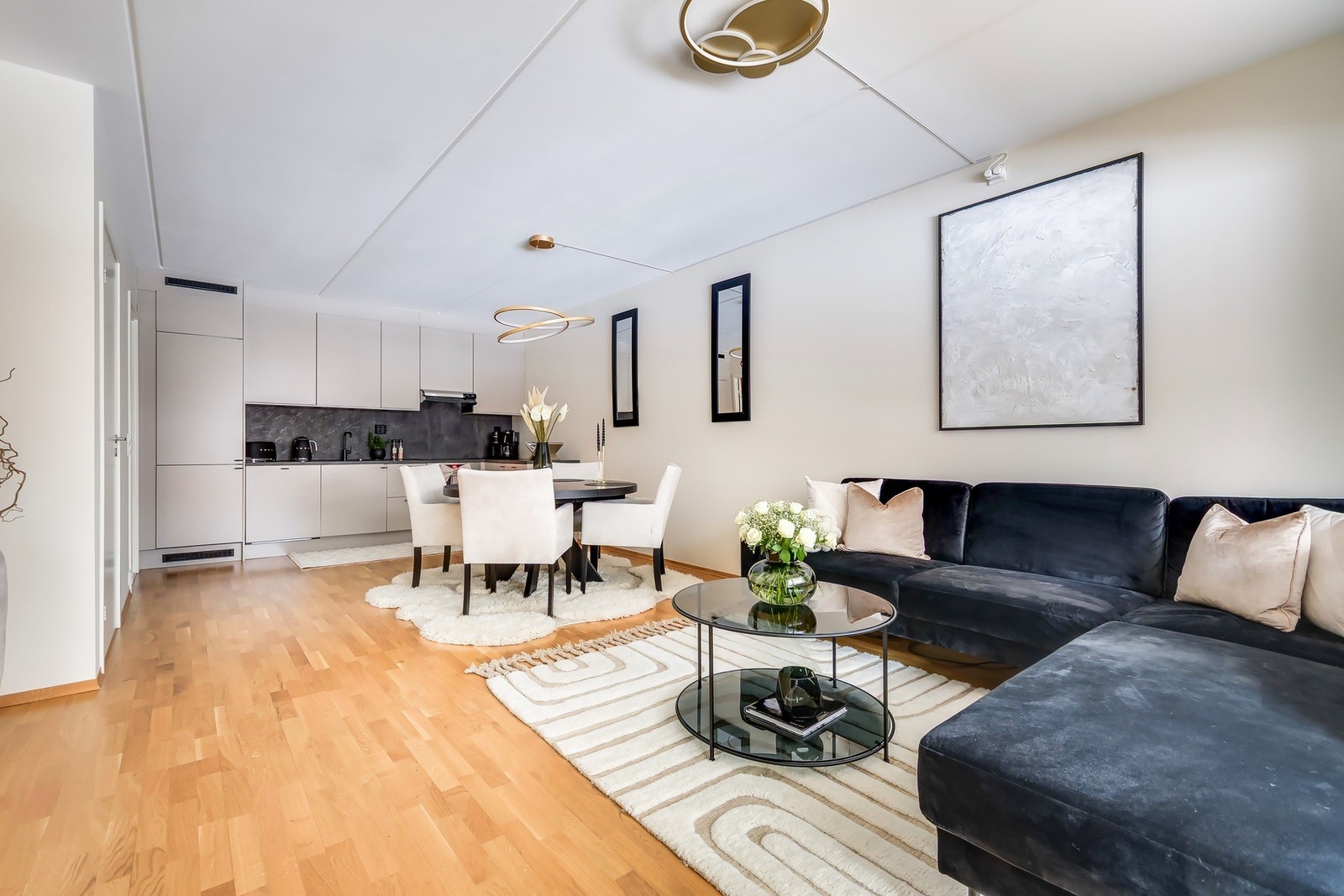 Praktisk planløsning med åpen stue- og kjøkkenløsning. Galleribilde