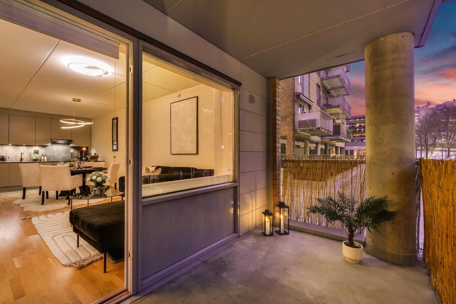 Leiligheten har en gjennomført planløsning med generøse rom og god flyt mellom sonene. Galleribilde