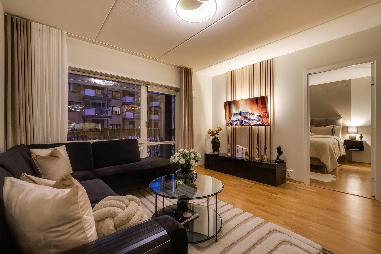 Svært romslig og attraktiv stue med god plass til sofa med tilhørende møblement. Galleribilde