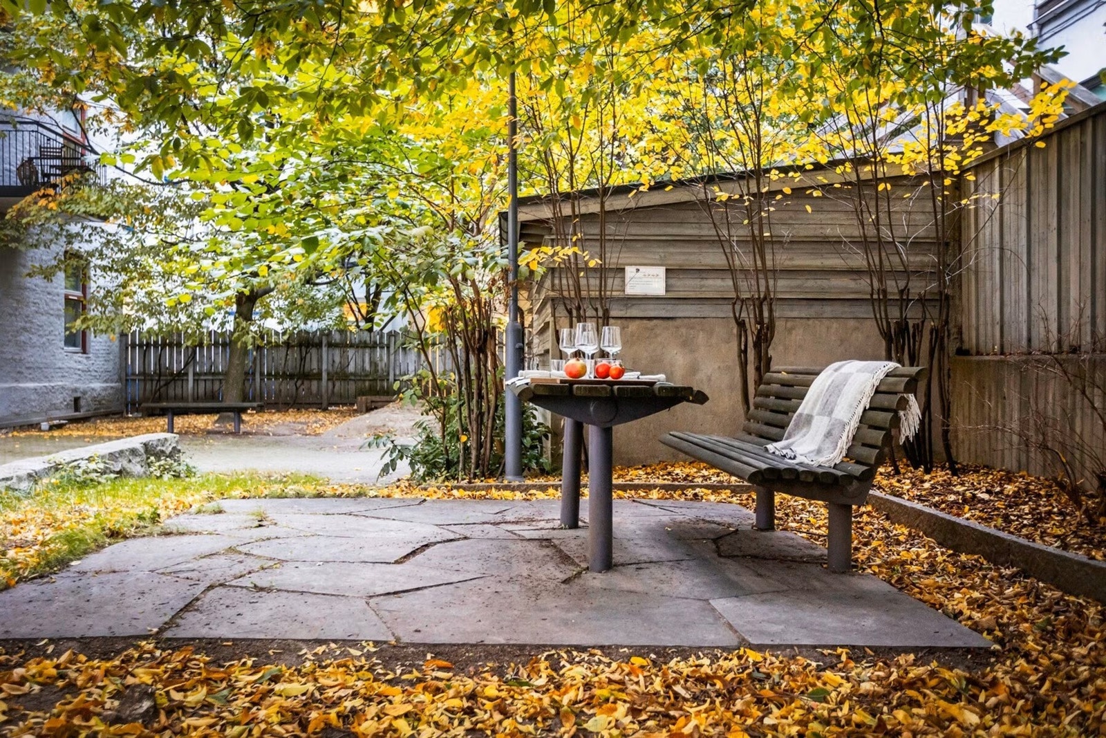 Hyggelig bakgård med sitteplasser Galleribilde