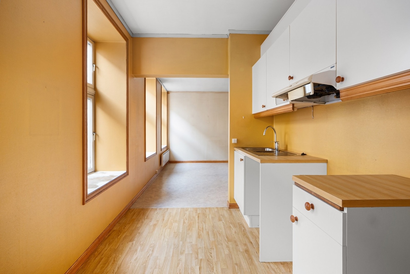 Separat kjøkken med delvis åpning til stuerommet Galleribilde