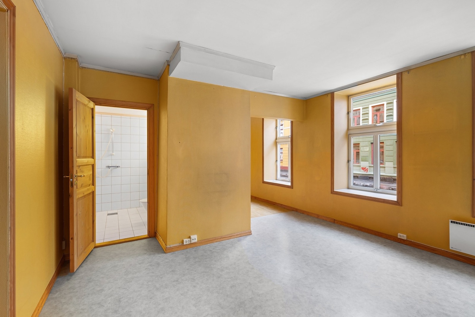 Store vindusflater som slipper inn rikelig med dagslys Galleribilde