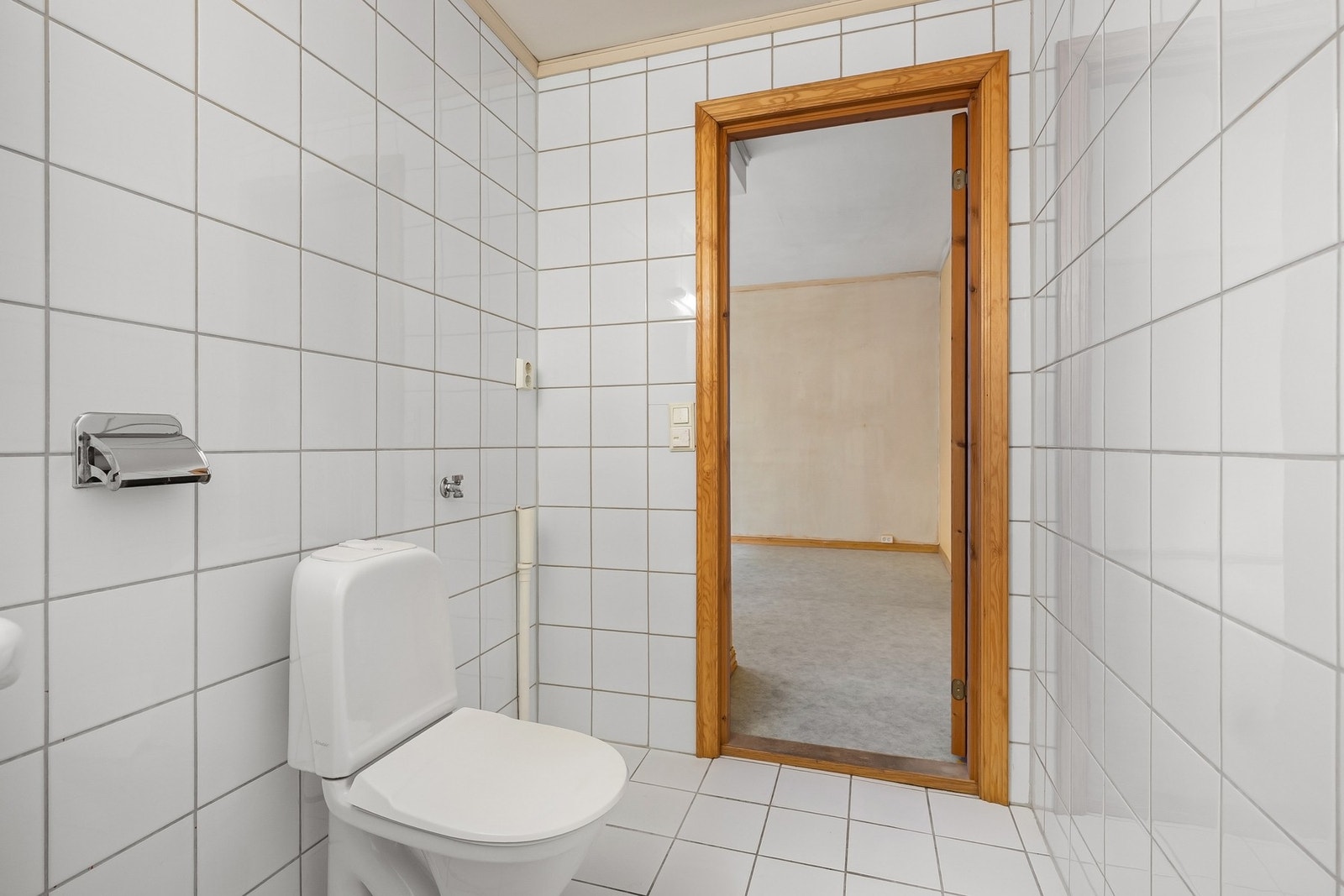 Her er det dusjhjørne, gulvmontert toalett og opplegg til vaskemaskin Galleribilde