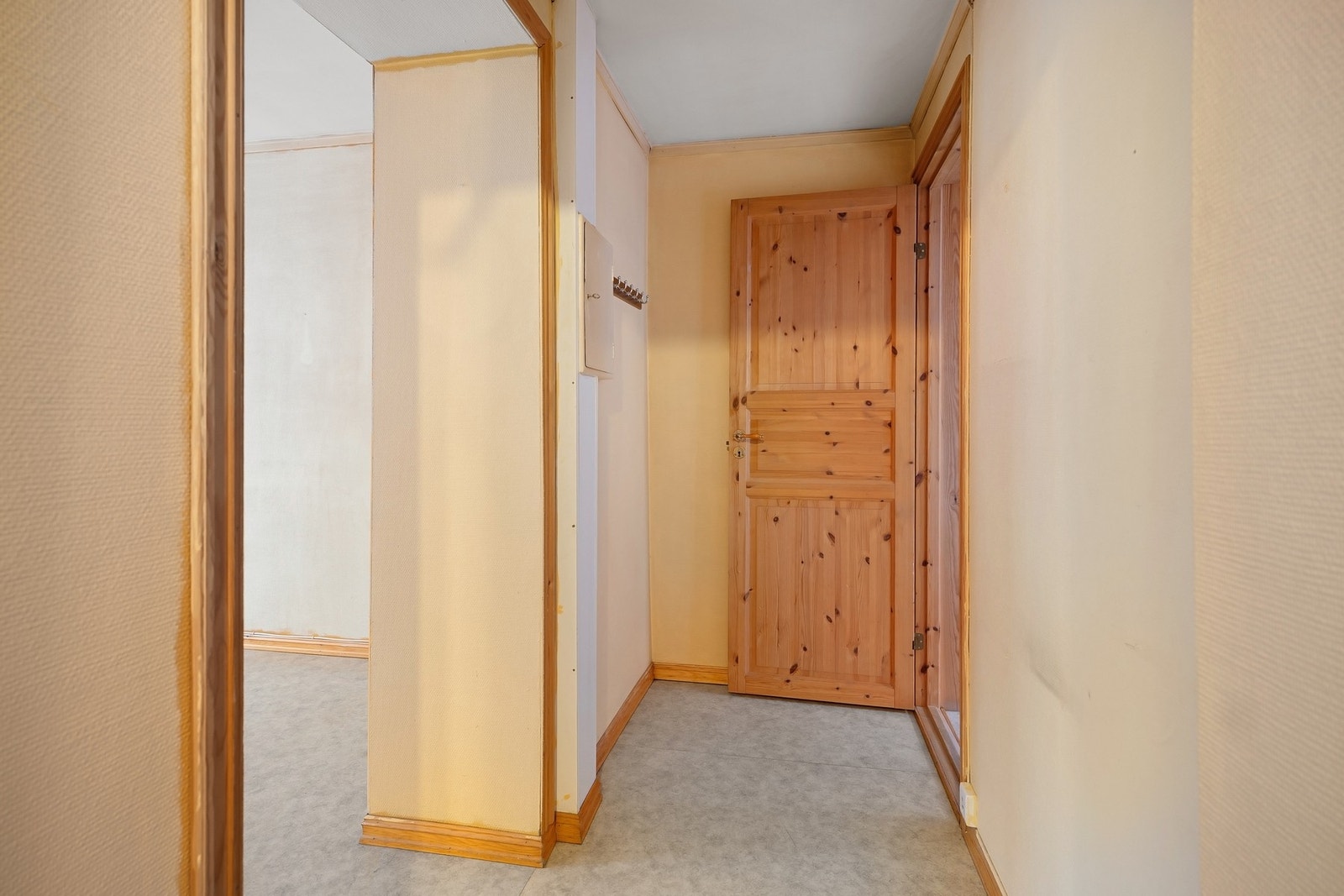 Entre med plass til oppbevaring av sko og yttertøy Galleribilde