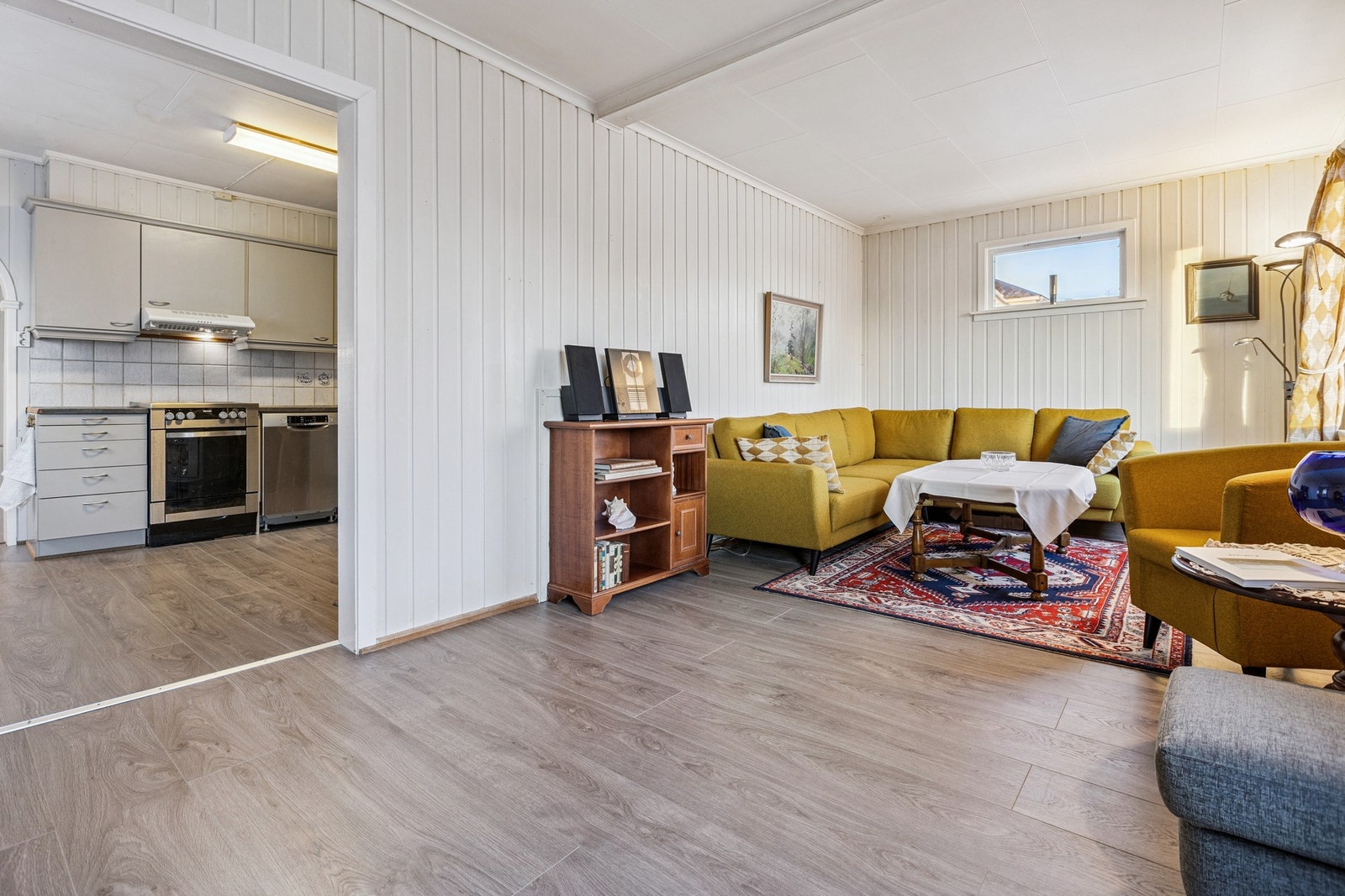 Delvis åpen løsning mellom stue 1 og kjøkkenet Galleribilde