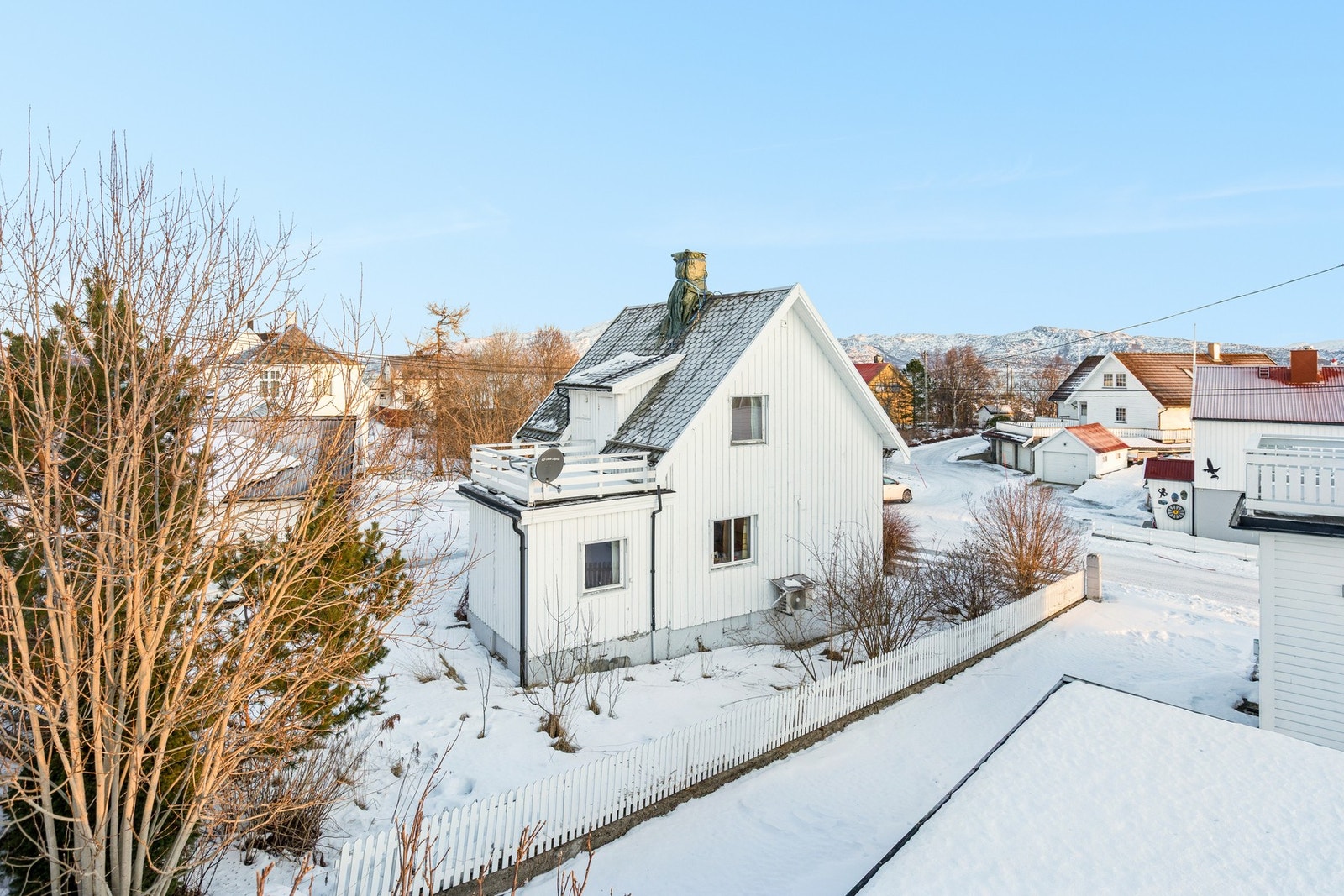 Flat og solrik tomt - perfekt for lek, hage eller late sommerdager Galleribilde