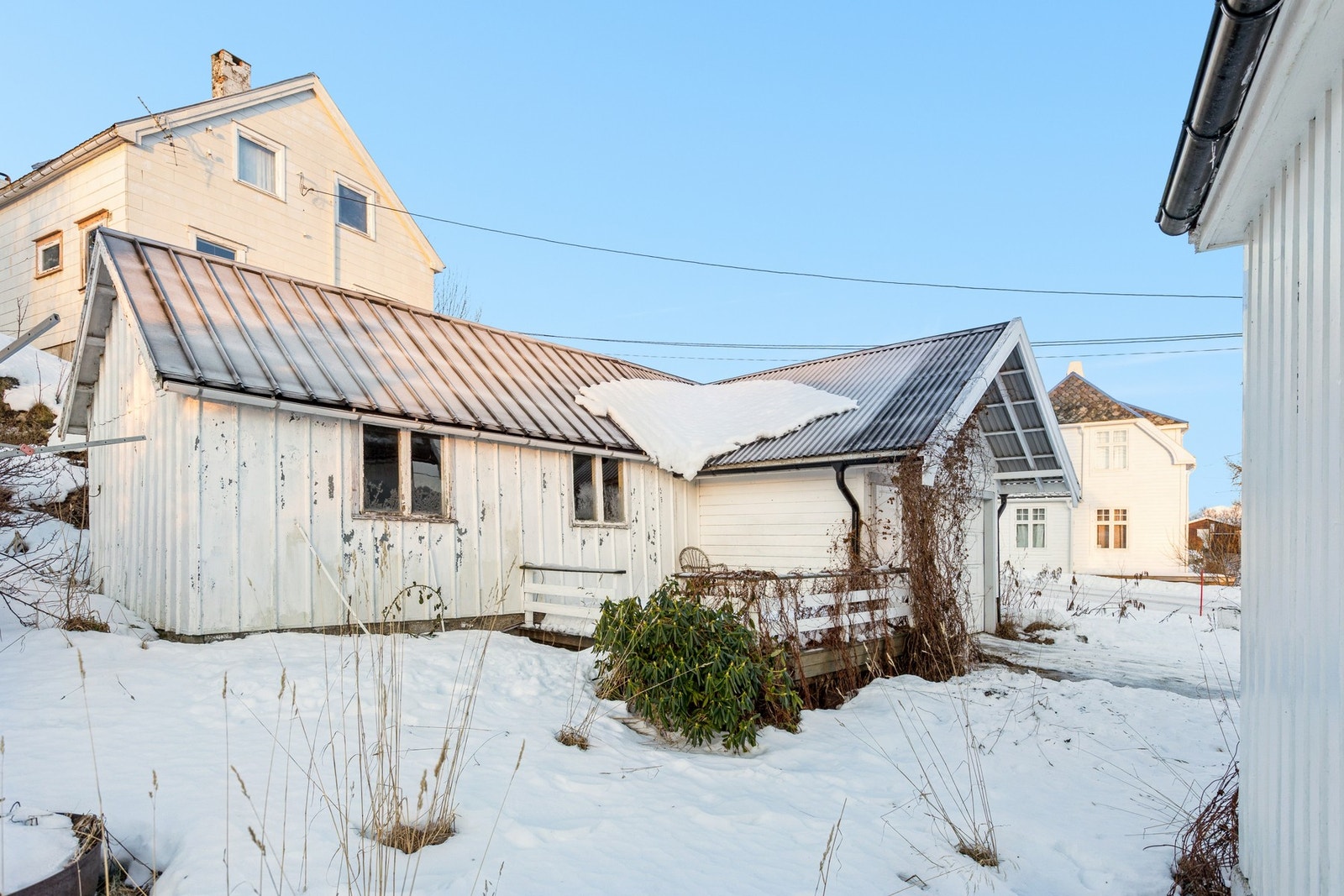 Frittstående garasje som gir ekstra lagringsmuligheter Galleribilde