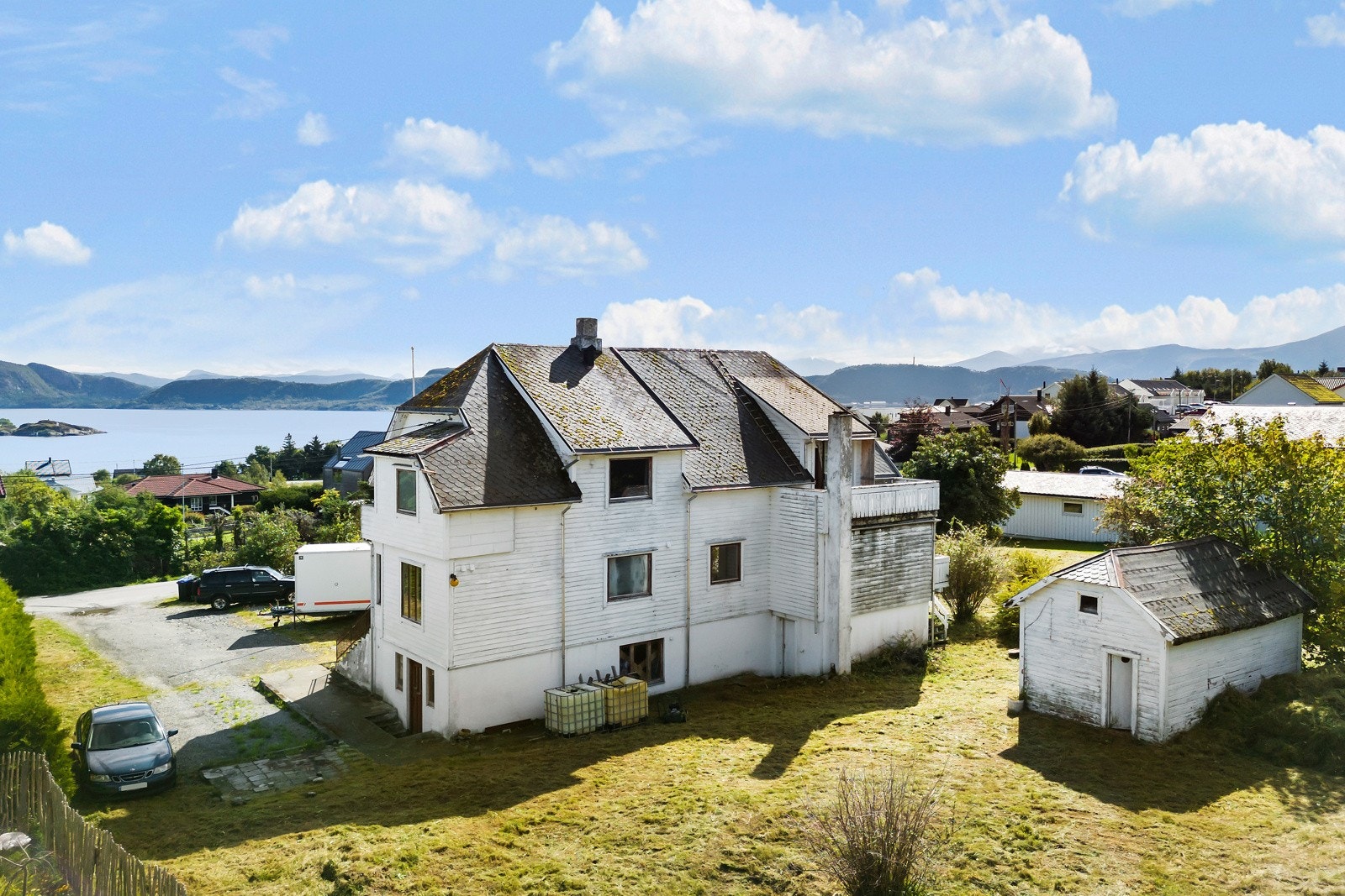 Den nåverende boligen på eiendomen har behov for en god dose kjærlighet. Galleribilde