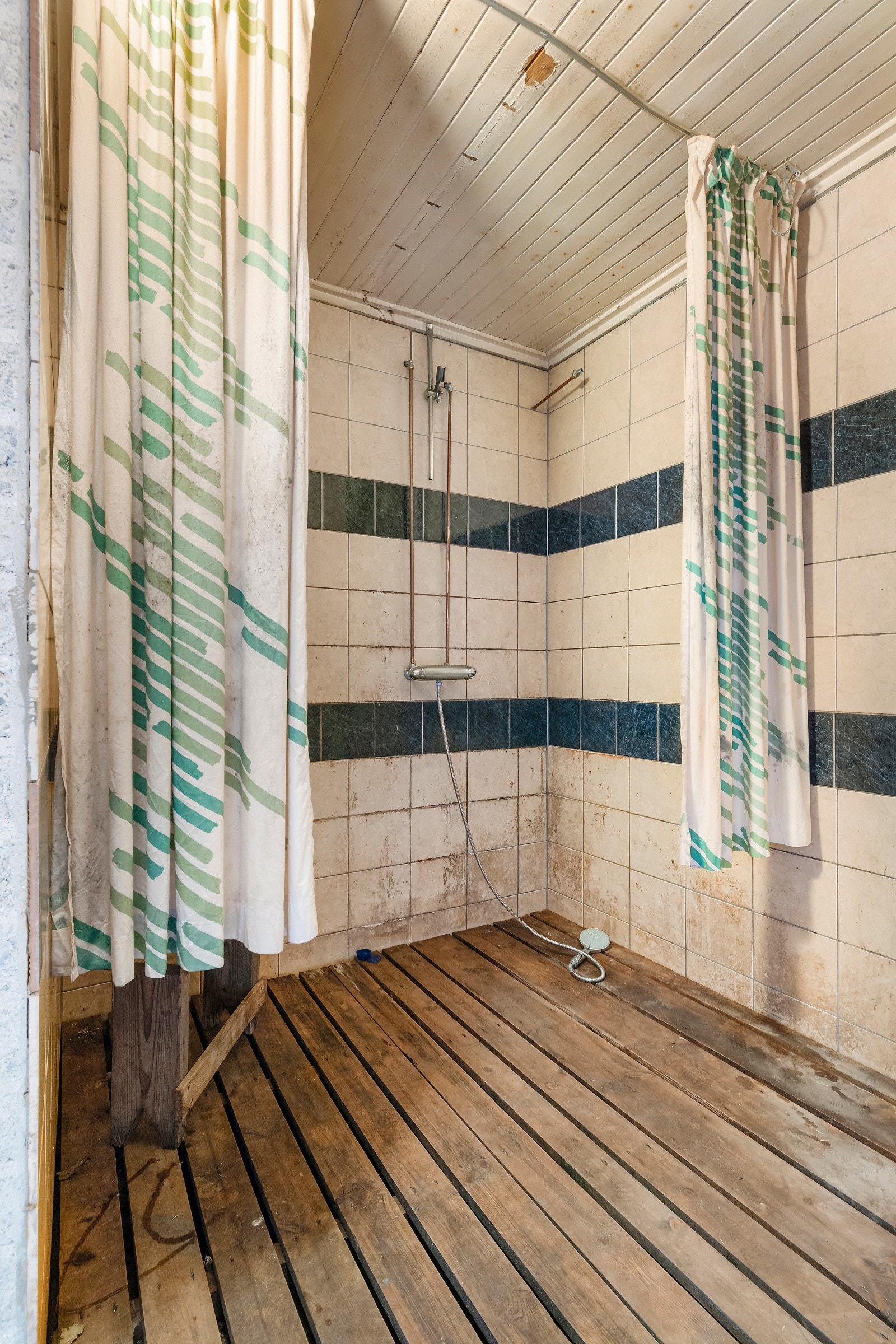 Dusjrom av svært gammel og dårlig standard. Galleribilde