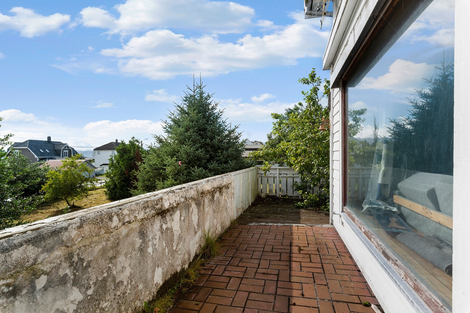 Boligen har en sydøstvendt veranda, med gode solforhold. Galleribilde