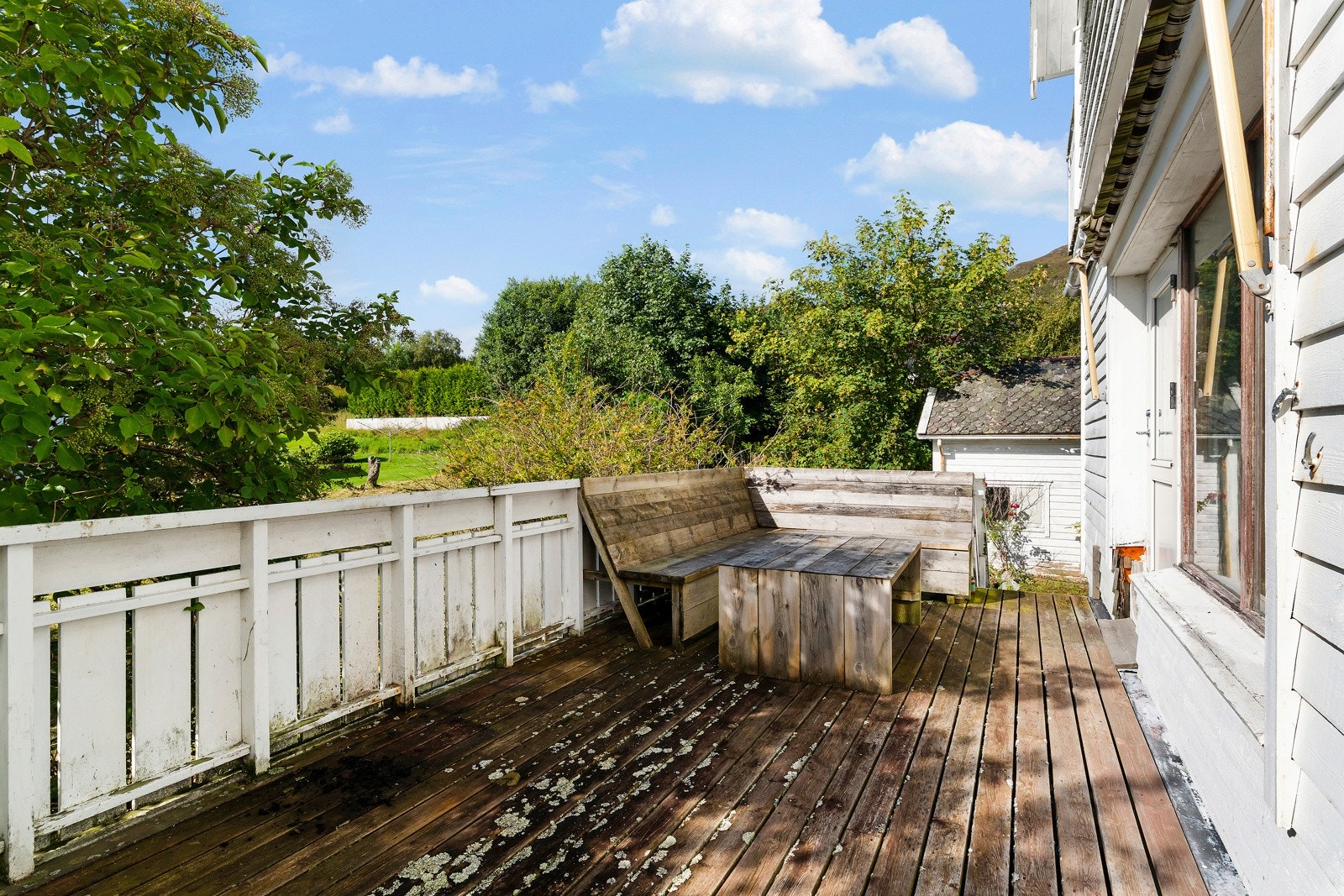 Verandaen har behov for oppgraderinger og vedlikehold. Galleribilde