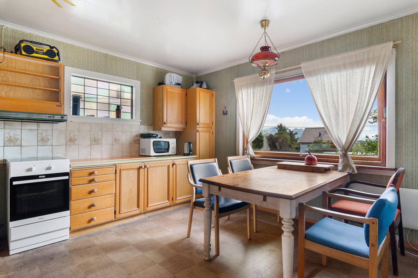 Kjøkkenet er av god størrelse med mye skap- og benkeplass. Galleribilde