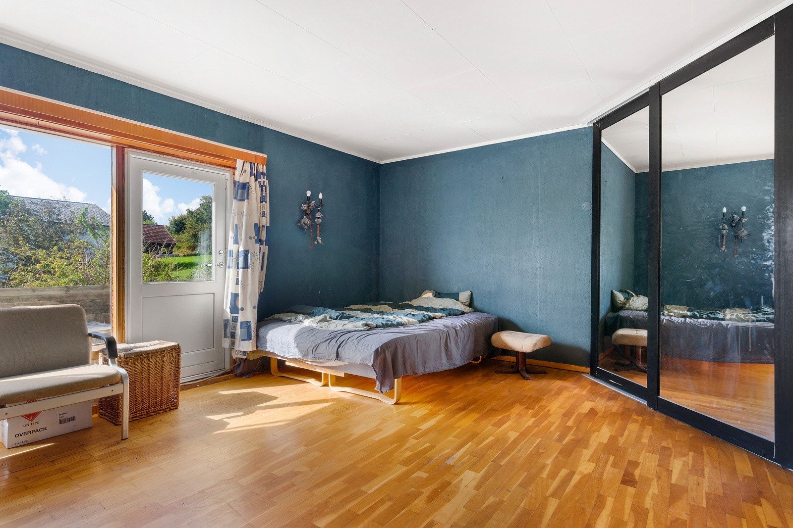 Stue i hovedetasjen med utgang til veranda. Galleribilde