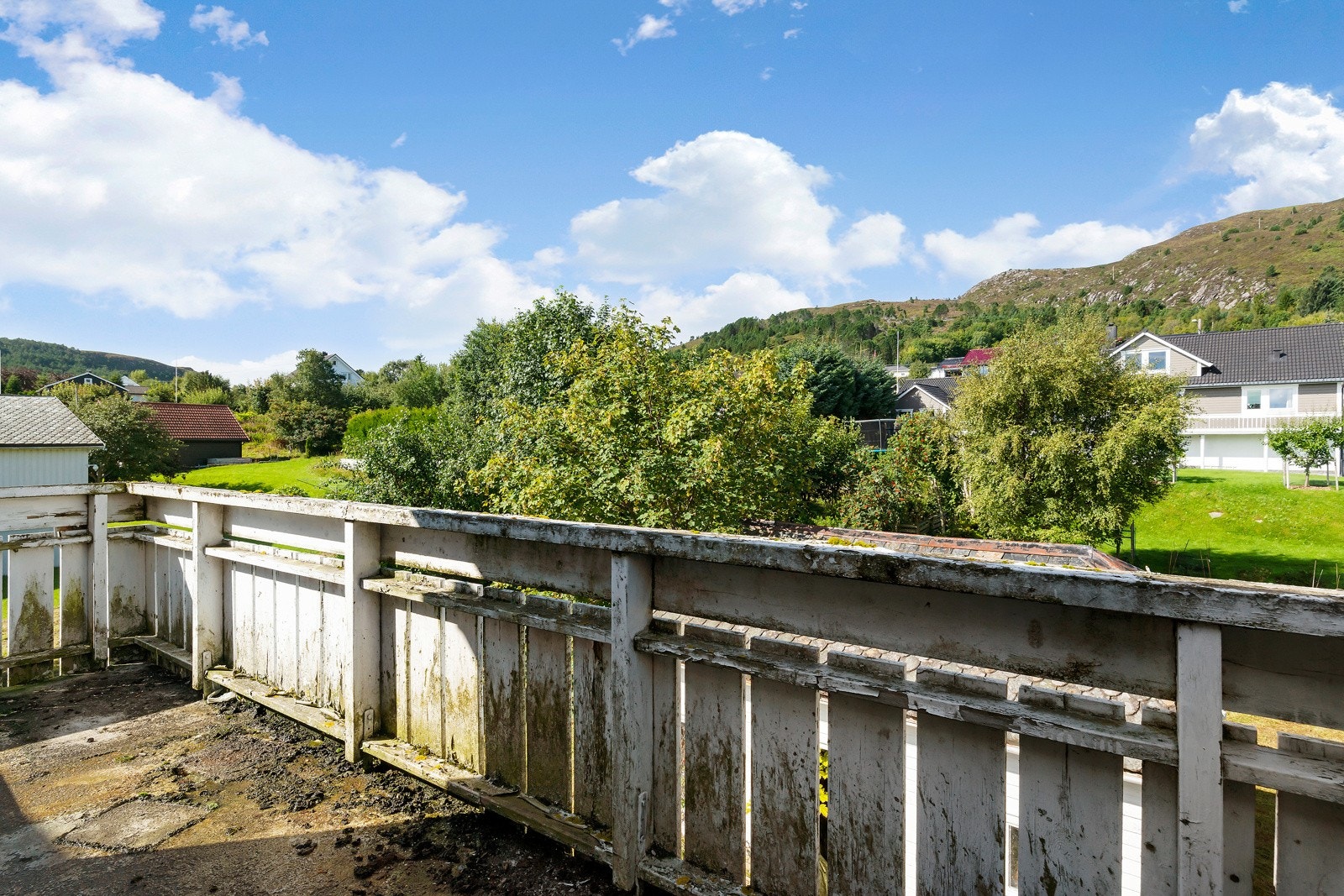 Det er også en veranda på baksiden av huset mot nord. Galleribilde