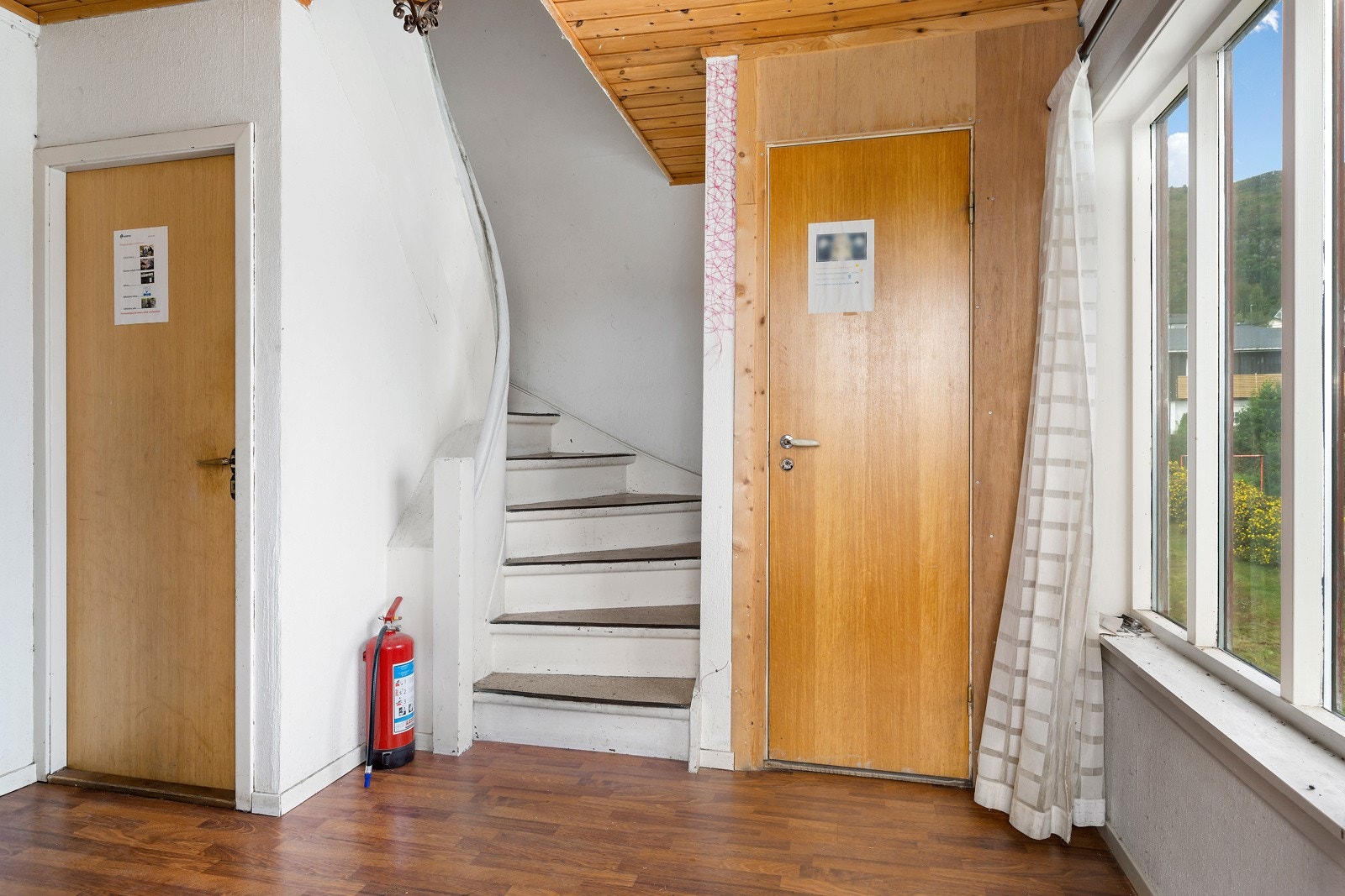 Etasjen er svært innholdsrik med mange ulike rom, og trappoppgang til loftet. Galleribilde