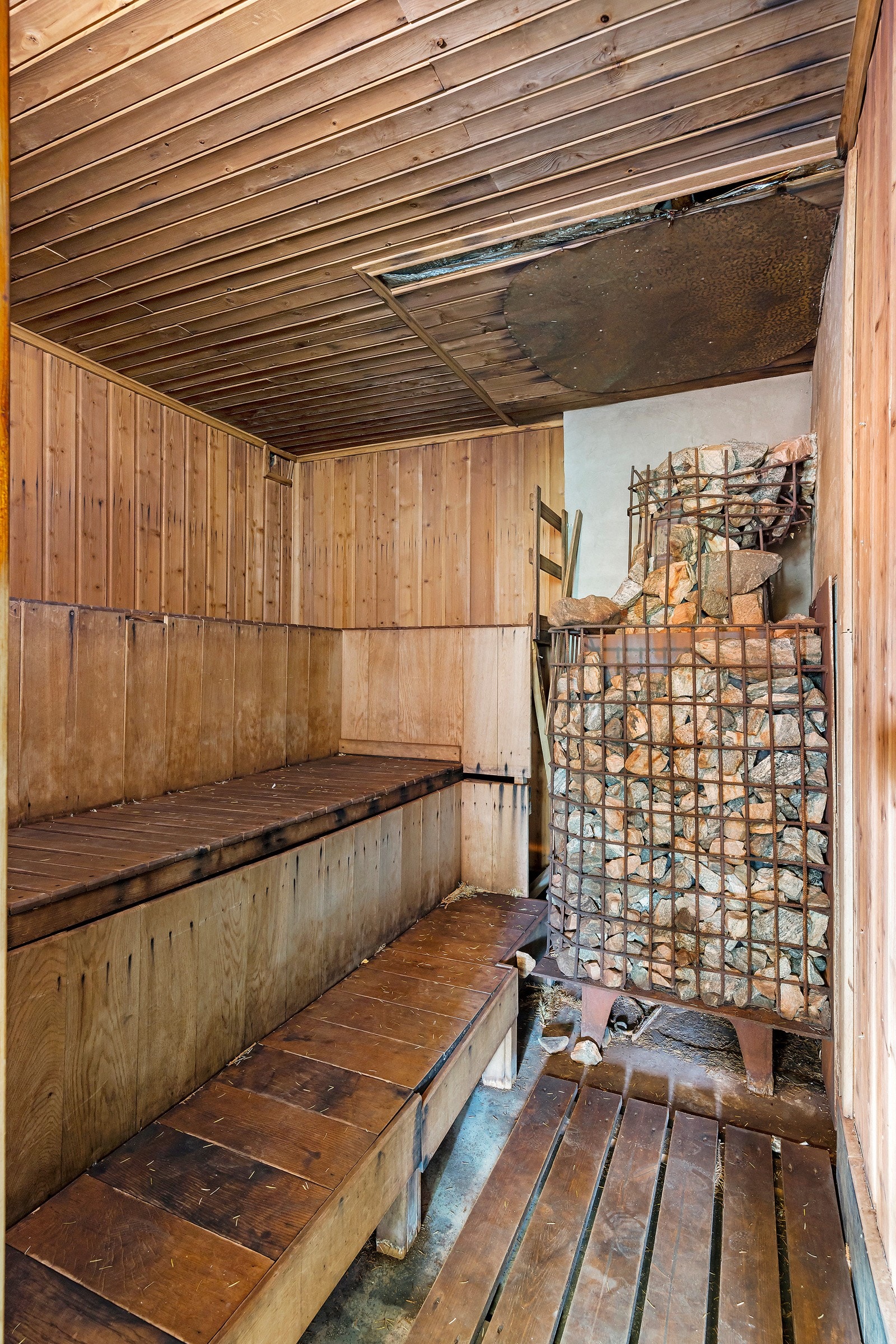 Delvis hjemmelaget badstu, det er opplystr at denne ikke fungerer. Galleribilde