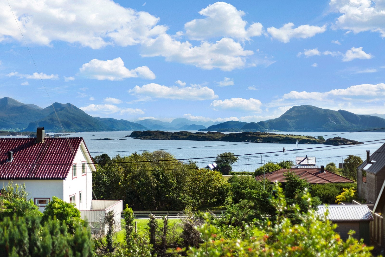 Her får man nydelig utsikt østover mot Hamnøya. Galleribilde