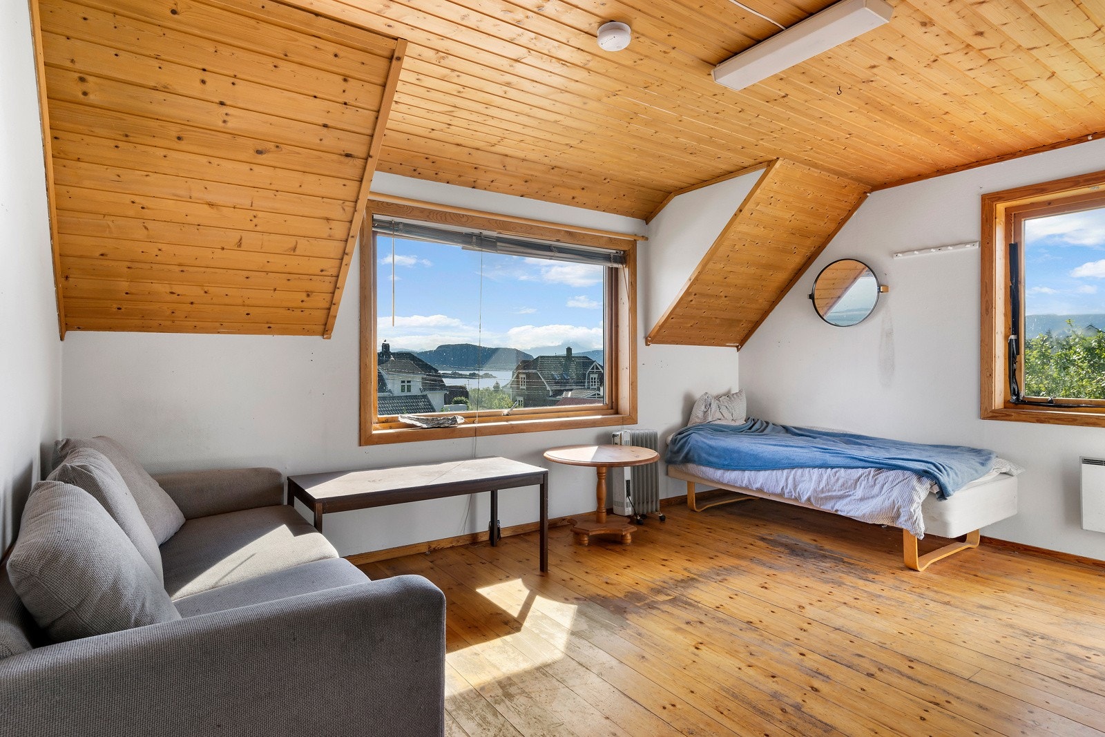 Det er store vinduoverflater på dei aller fleste rommene. Galleribilde