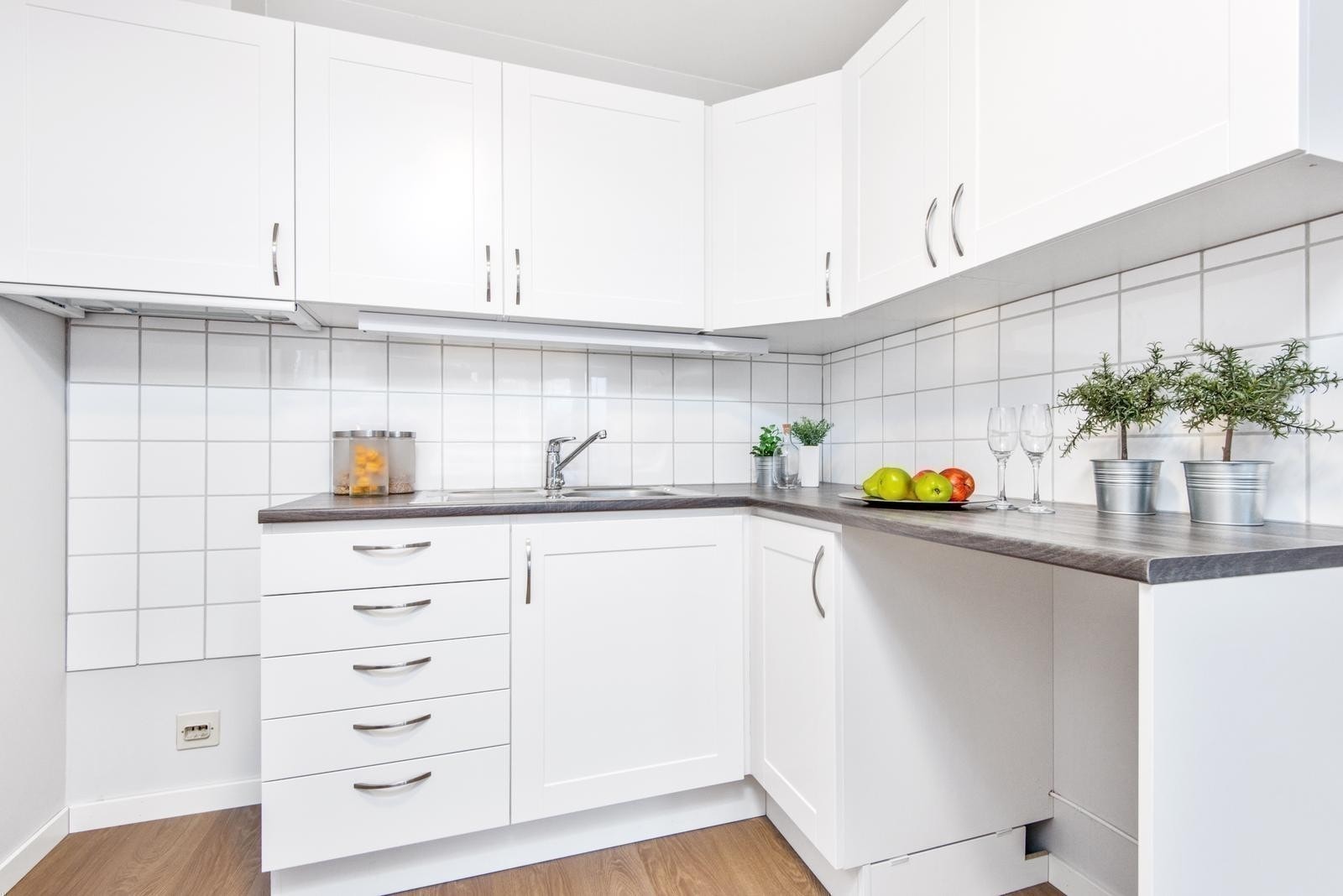 Kjøkken leveres med kjøl/frys, komfyr, oppvaskmaskin Galleribilde